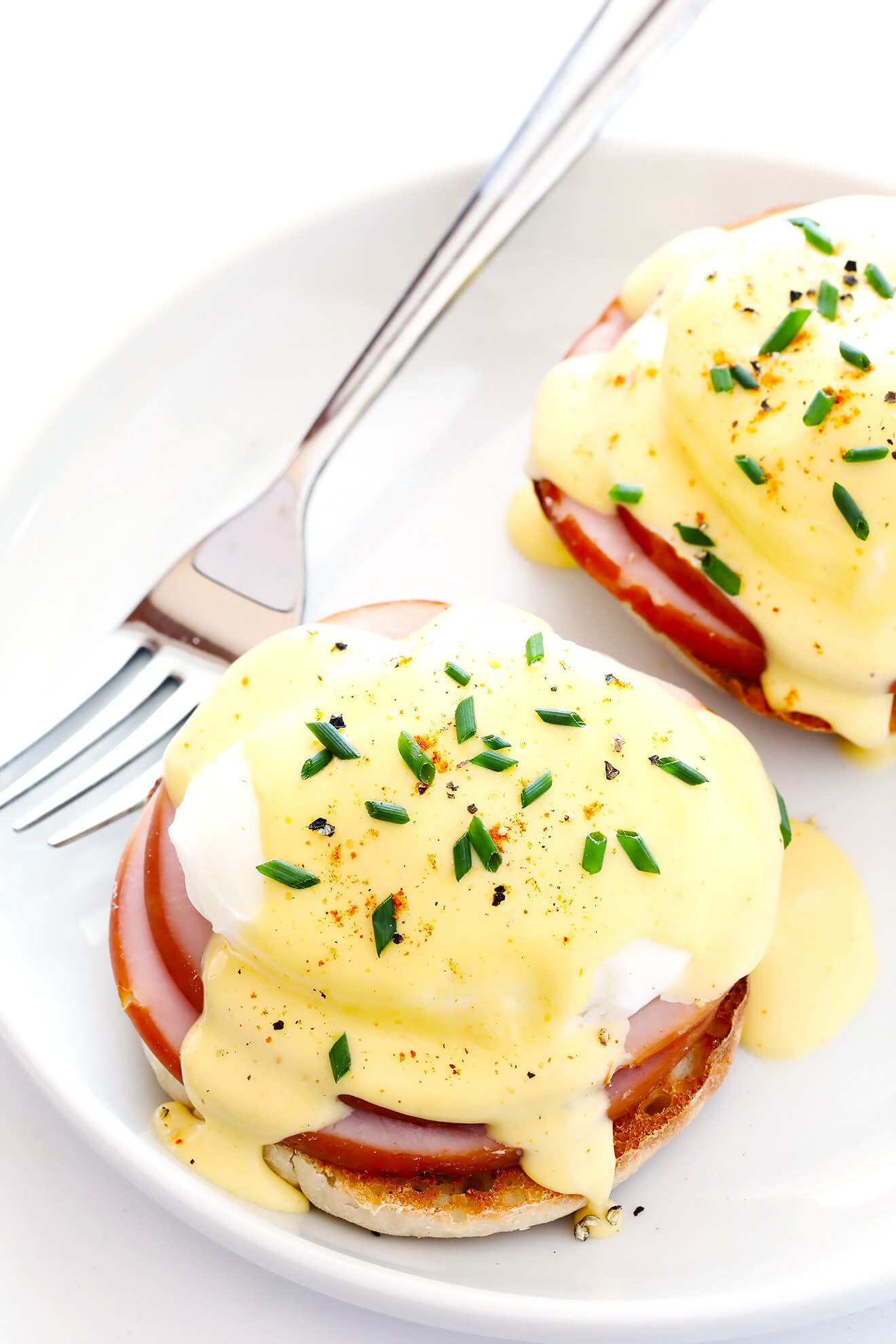 This Blender Hollandaise Sauce recipe is the perfect topping for classic Eggs Benedict! One of my all-time favorite recipes for breakfast or brunch! | gimmesomeoven.com