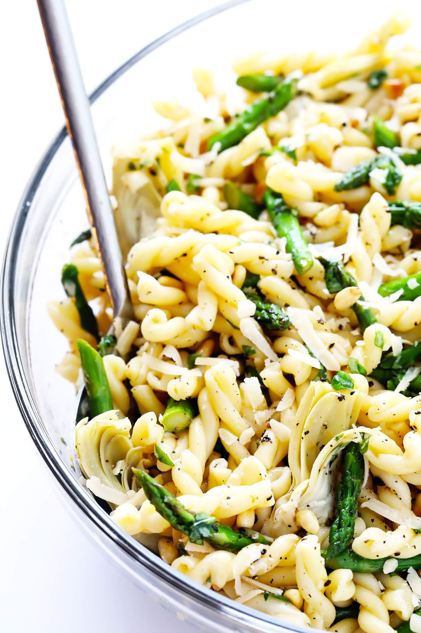 This delicious Lemon Artichoke Asparagus Pasta Salad is super simple to make, and full of the best fresh spring flavors! | gimmesomeoven.com