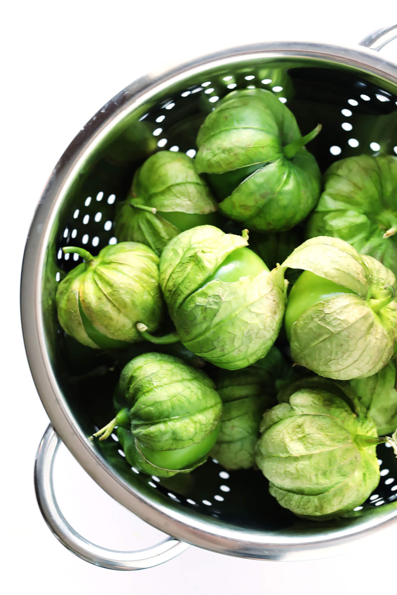 Tomatillo Salsa Verde is super easy to make at home with this easy recipe! Perfect when served as an appetizer or snack with chips, or served with any of your favorite Mexican food! | gimmesomeoven.com (Gluten-Free / Vegan / Vegetarian)