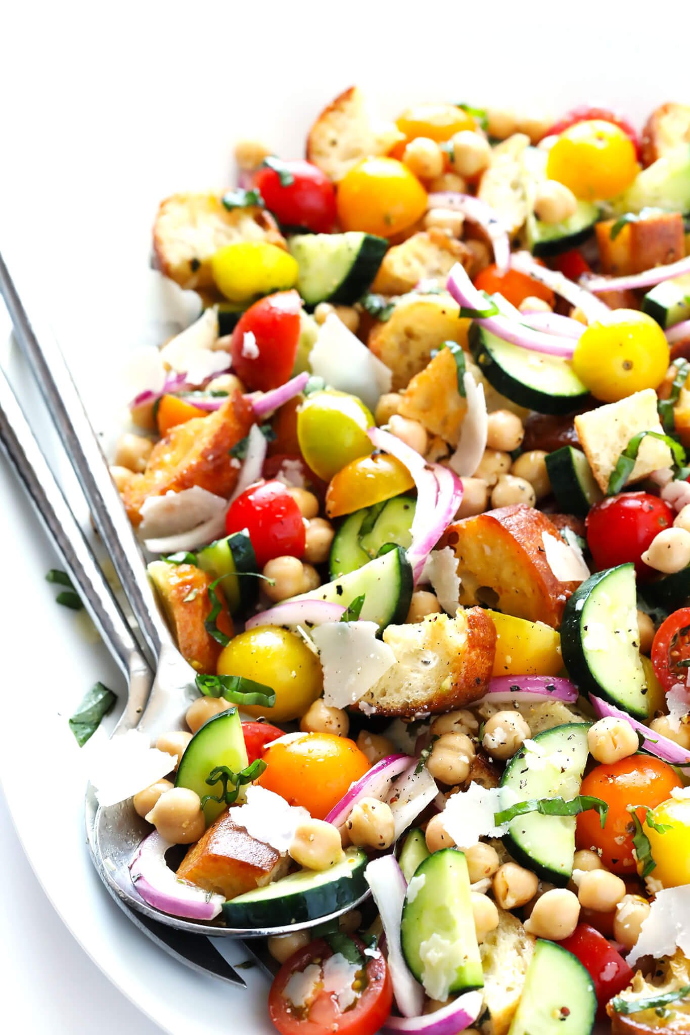 LOVE this easy panzanella recipe! It's full of cherry tomatoes, veggies, toasted buttery bread, chickpeas, basil, and tossed in a delicious Italian vinaigrette. Perfect for summertime! | gimmesomeoven.com (Vegetarian)