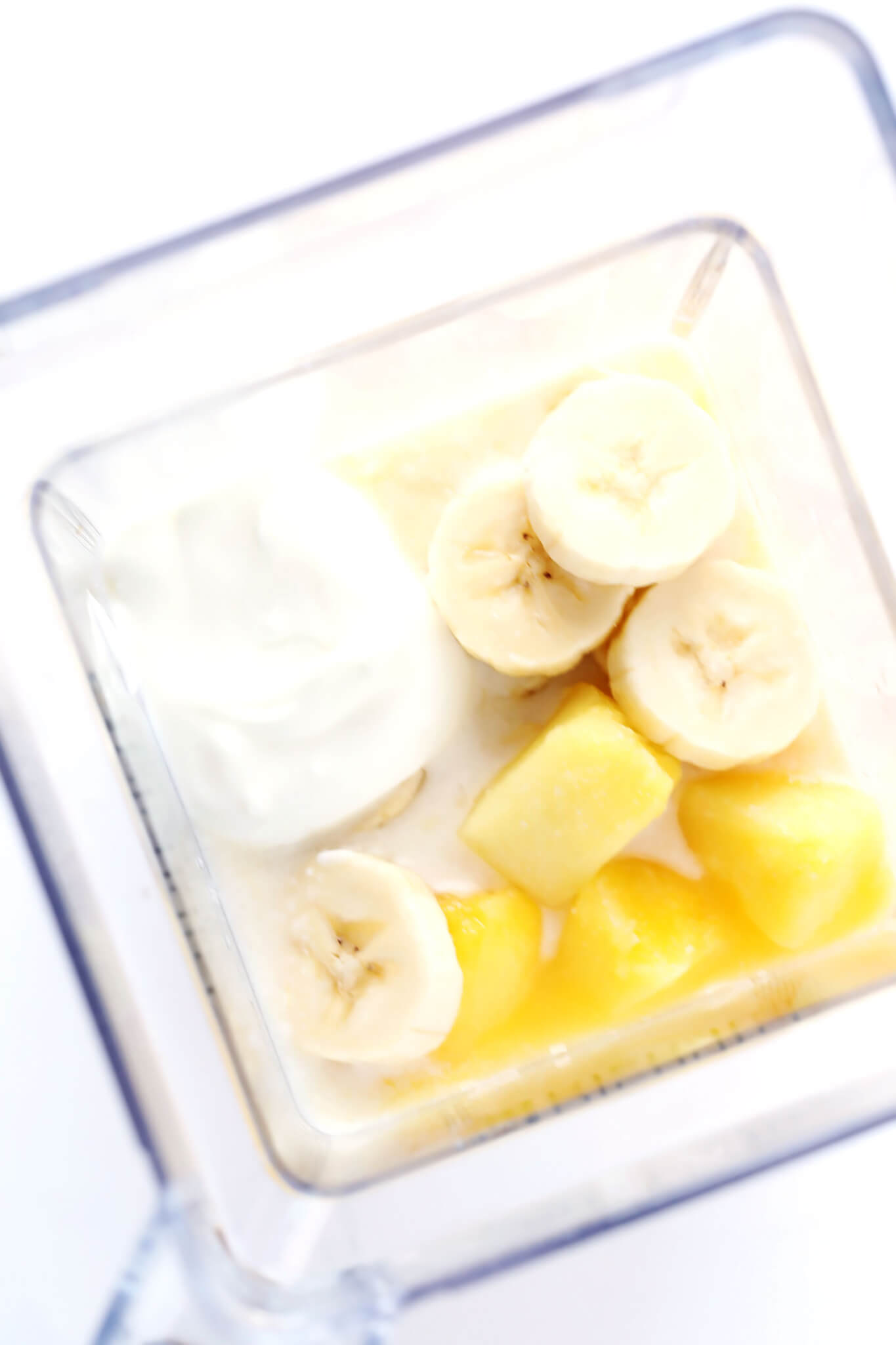 This Tropical Mimosa Smoothie is quick and easy to make, and perfect for brunch! | gimmesomeoven.com 