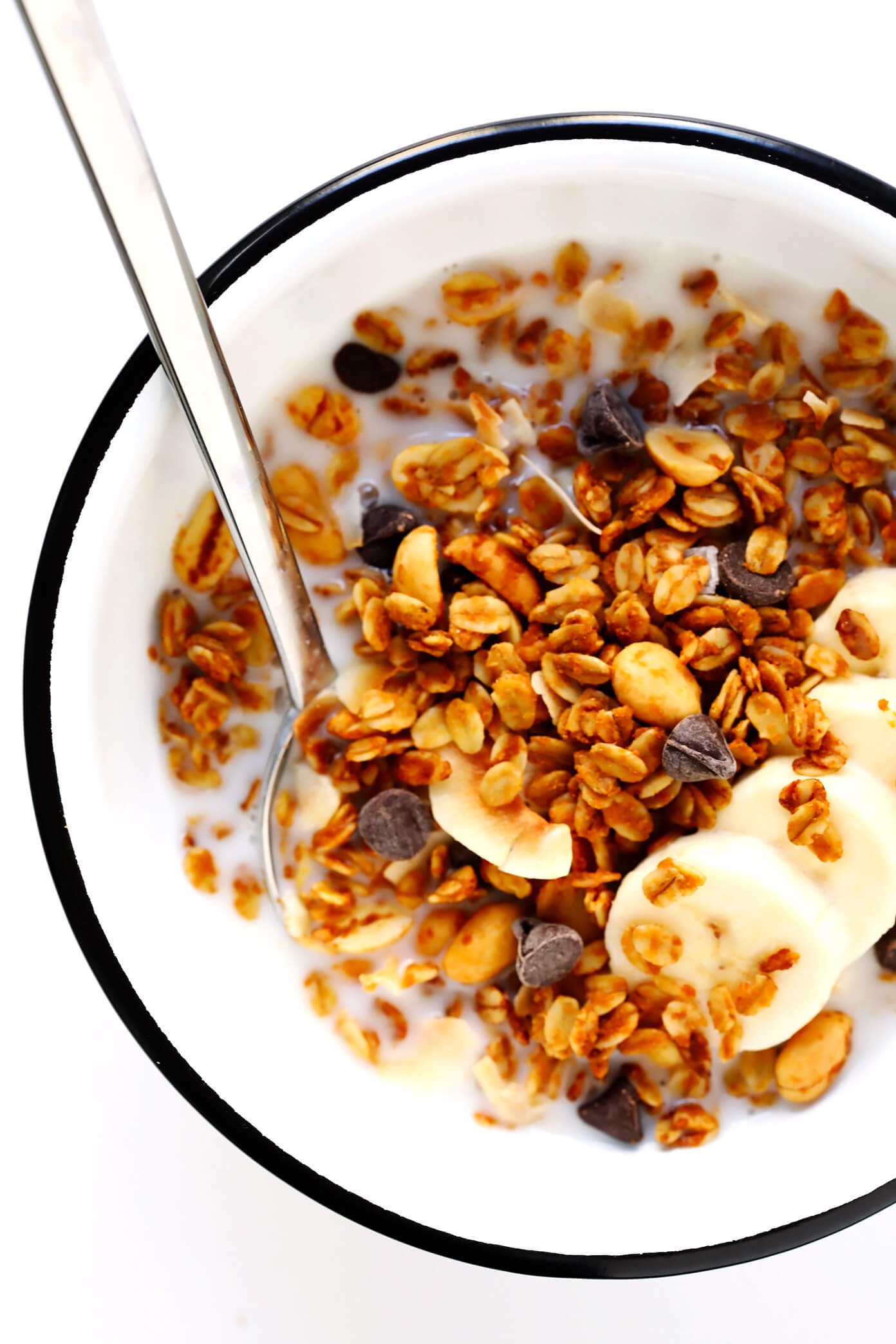 LOVE this peanut butter granola recipe! It's easy to make, naturally gluten-free, totally customize-able with your favorite add-ins (chocolate chips, coconut, etc.), and SO delicious. Perfect for an easy breakfast or healthy snack. | Gimme Some Oven #granola #peanutbutter #breakfastrecipes #healthyrecipes Peanut Butter Granola in Bowl