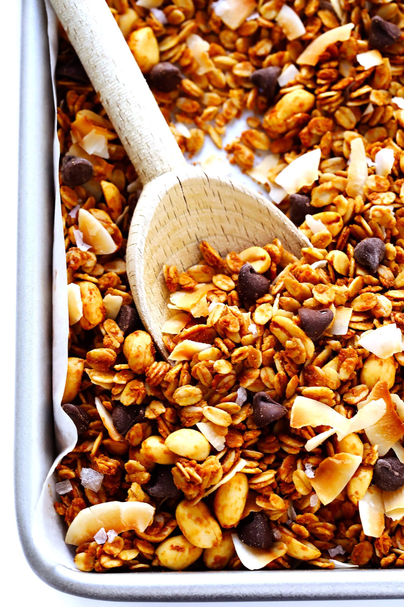 LOVE this peanut butter granola recipe! It's easy to make, naturally gluten-free, totally customize-able with your favorite add-ins (chocolate chips, coconut, etc.), and SO delicious. Perfect for an easy breakfast or healthy snack. | Gimme Some Oven #granola #peanutbutter #breakfastrecipes #healthyrecipes Peanut Butter Granola with Chocolate Chips Closeup
