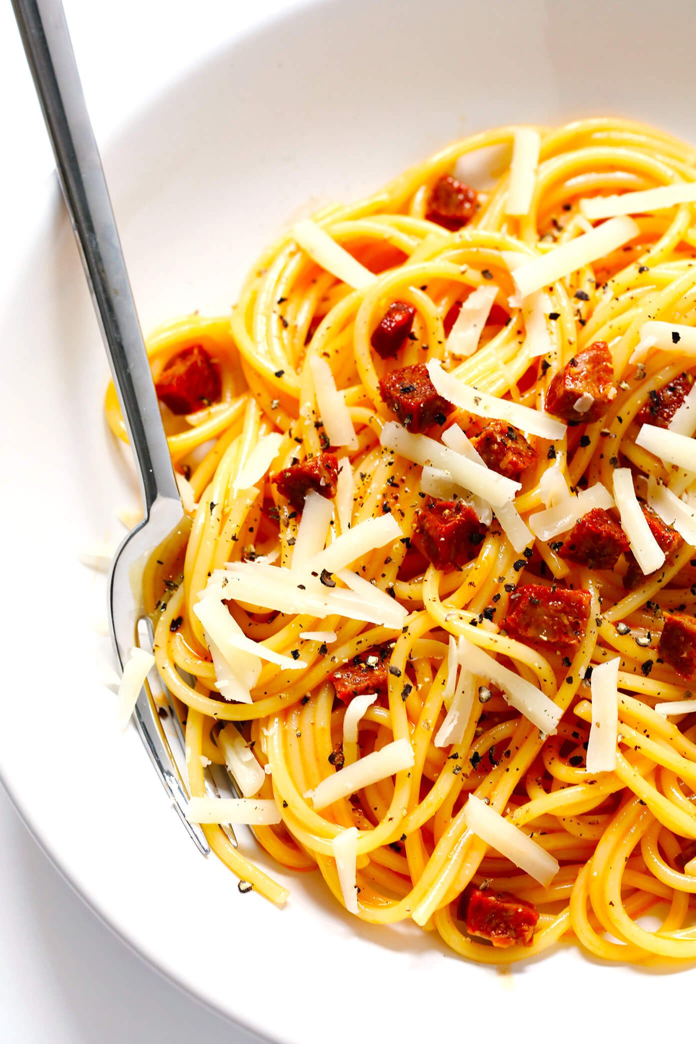 LOVE this Spanish Chorizo Spaghetti Carbonara! It's a Spanish take on the Italian classic, made with lots of spicy (or sweet) chorizo and Manchego cheese, and ready to go in just 20 minutes! | Gimme Some Oven #spaghetticarbonara #spanishrecipes #italian #chorizo #dinnerrecipes #easydinner Spaghetti Carbonara with Spanish Chorizo and Manchego Cheese
