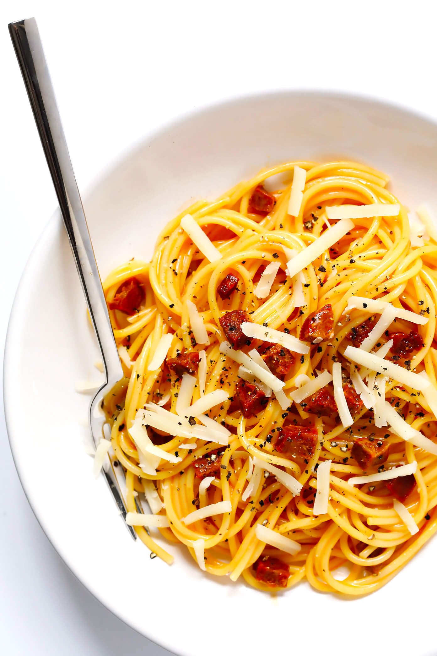 LOVE this Spanish Chorizo Spaghetti Carbonara! It's a Spanish take on the Italian classic, made with lots of spicy (or sweet) chorizo and Manchego cheese, and ready to go in just 20 minutes! | Gimme Some Oven #spaghetticarbonara #spanishrecipes #italian #chorizo #dinnerrecipes #easydinner Spanish Chorizo Spaghetti Carbonara