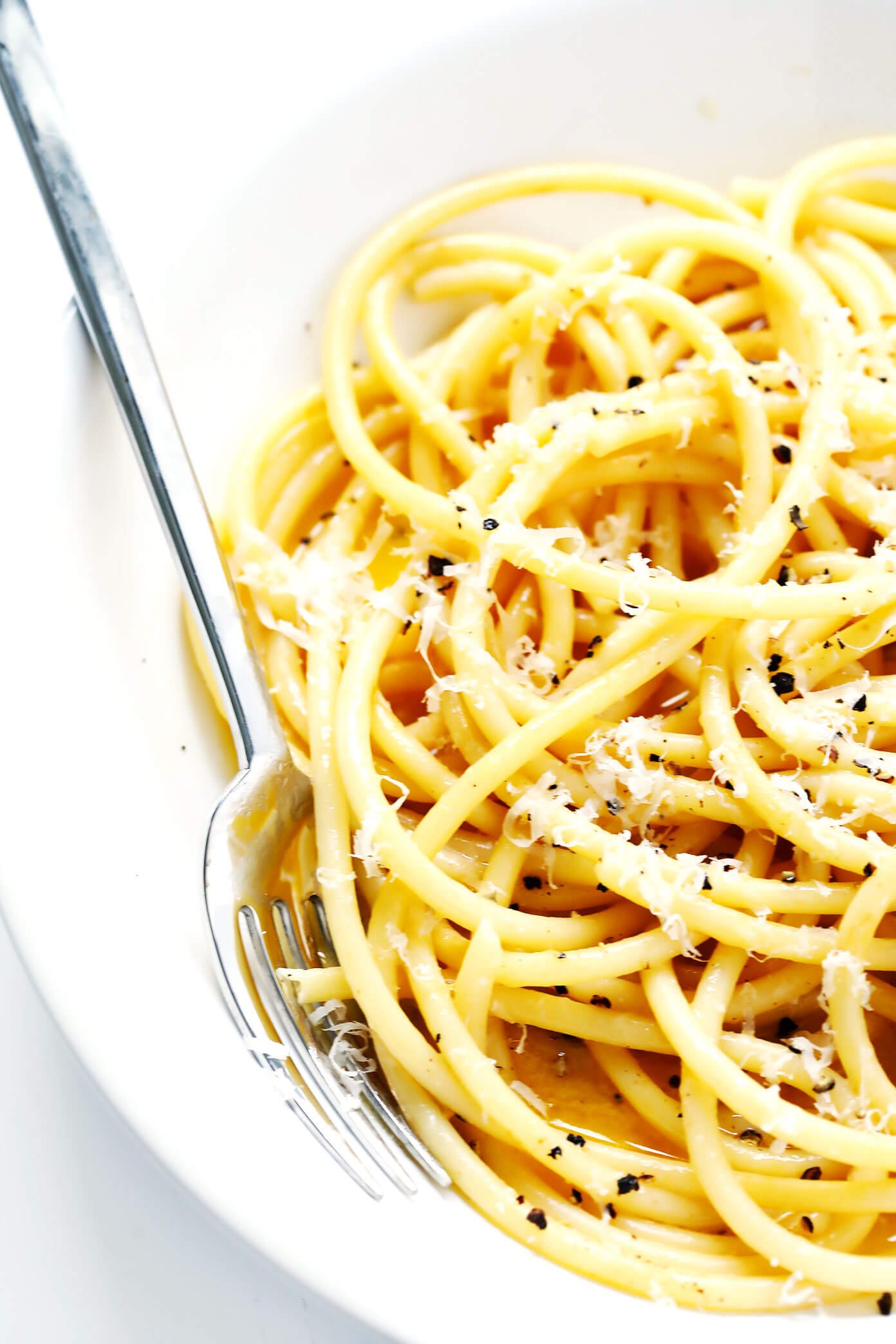 The BEST cacio e pepe recipe! It's easy to make with just 4 ingredients (spaghetti, butter, Pecorino or Parmesan and black pepper), it only takes about 20 minutes, and it is so comforting and delicious. Perfect for an easy impromptu pasta dinner!| Gimme Some Oven #cacioepepe #pasta #dinner #italian #dinner Cacio e Pepe Recipe