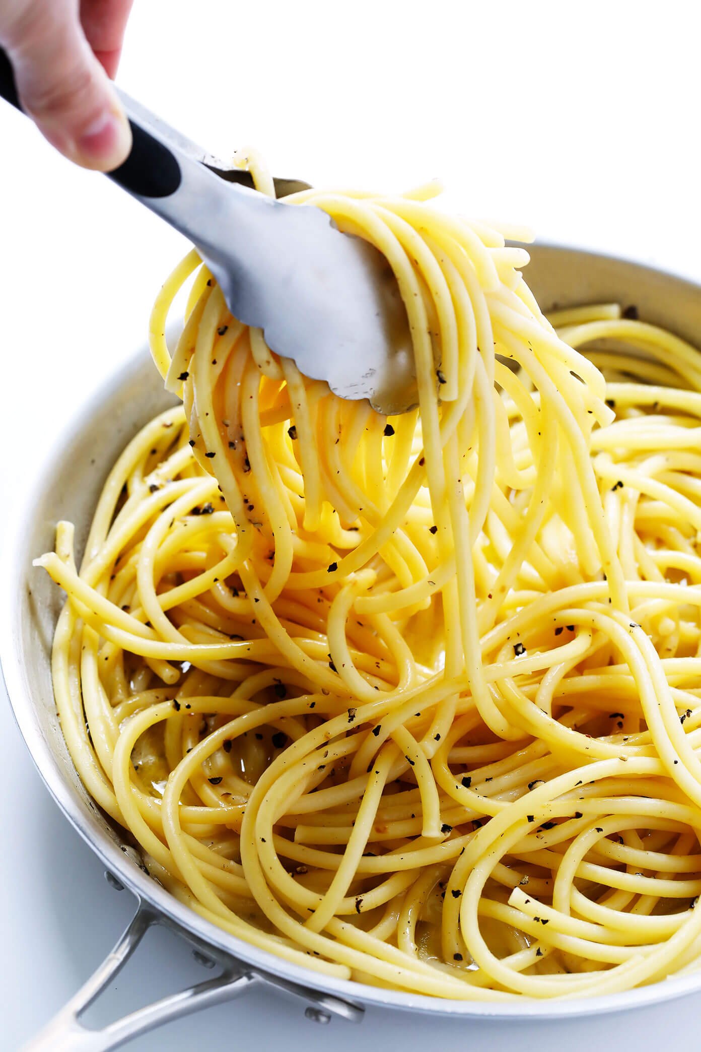 The BEST cacio e pepe recipe! It's easy to make with just 4 ingredients (spaghetti, butter, Pecorino or Parmesan and black pepper), it only takes about 20 minutes, and it is so comforting and delicious. Perfect for an easy impromptu pasta dinner!| Gimme Some Oven #cacioepepe #pasta #dinner #italian #dinner How To Make Cacio e Pepe