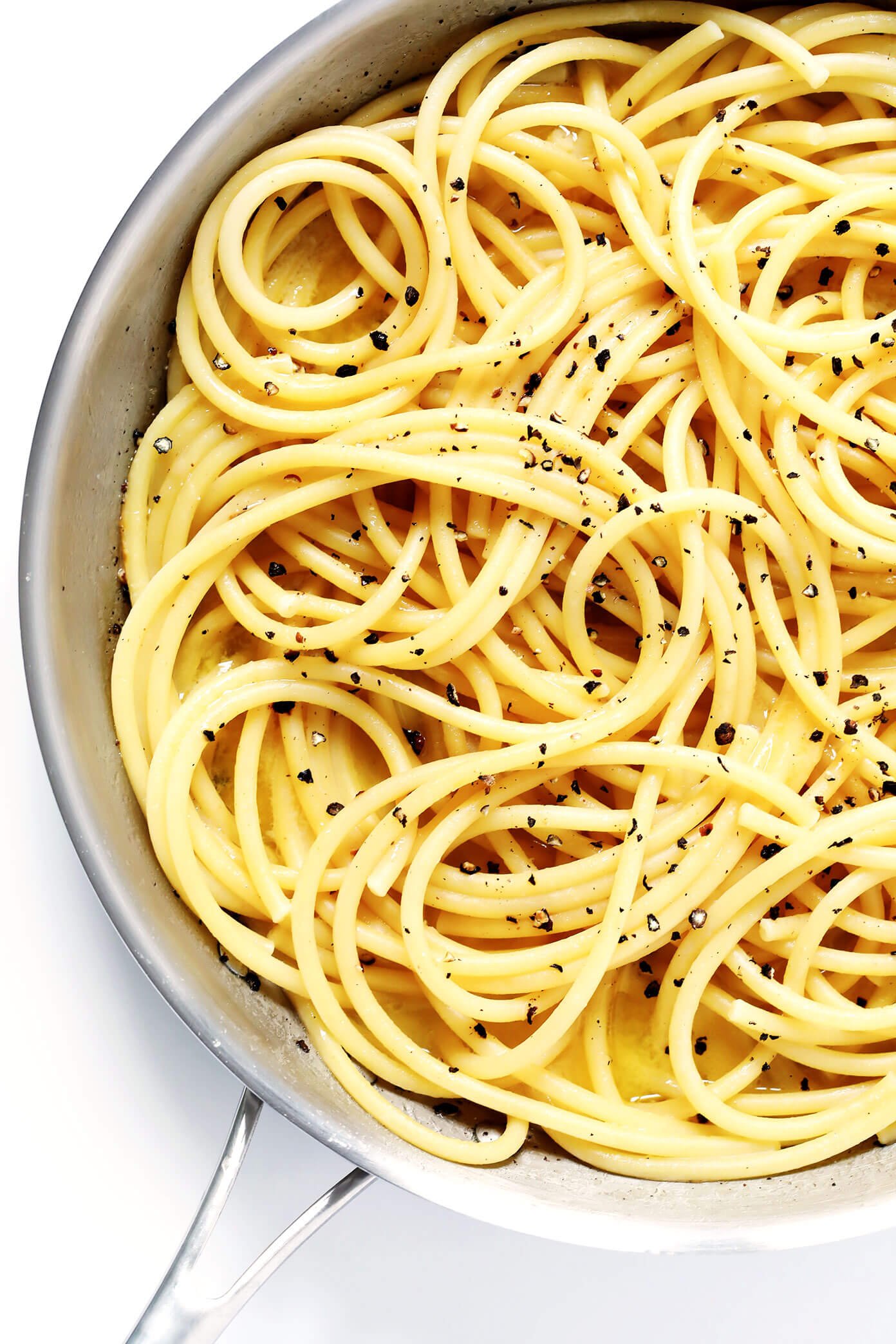 The BEST cacio e pepe recipe! It's easy to make with just 4 ingredients (spaghetti, butter, Pecorino or Parmesan and black pepper), it only takes about 20 minutes, and it is so comforting and delicious. Perfect for an easy impromptu pasta dinner!| Gimme Some Oven #cacioepepe #pasta #dinner #italian #dinner The BEST Cacio e Pepe Recipe