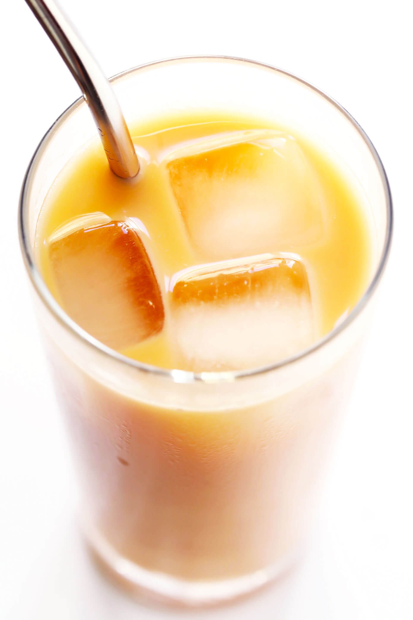 This 5-Minute Iced Rooibos Latte is my favorite drink of the season! It's quick and easy to make, naturally herbal and caffeine-free, easy to customize with your favorite kind of milk and sweetener (I love honey and almond milk), and SO delicious. | Gimme Some Oven #latte #rooibos #healthy #vegan #summer #drink 5-Minute Iced Rooibos Latte
