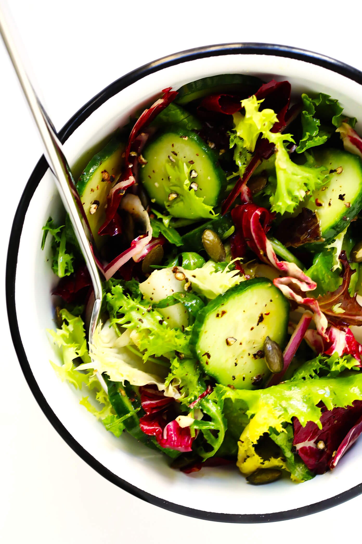 Receita de salada de acompanhamento para todos os dias em uma tigela de esmalte