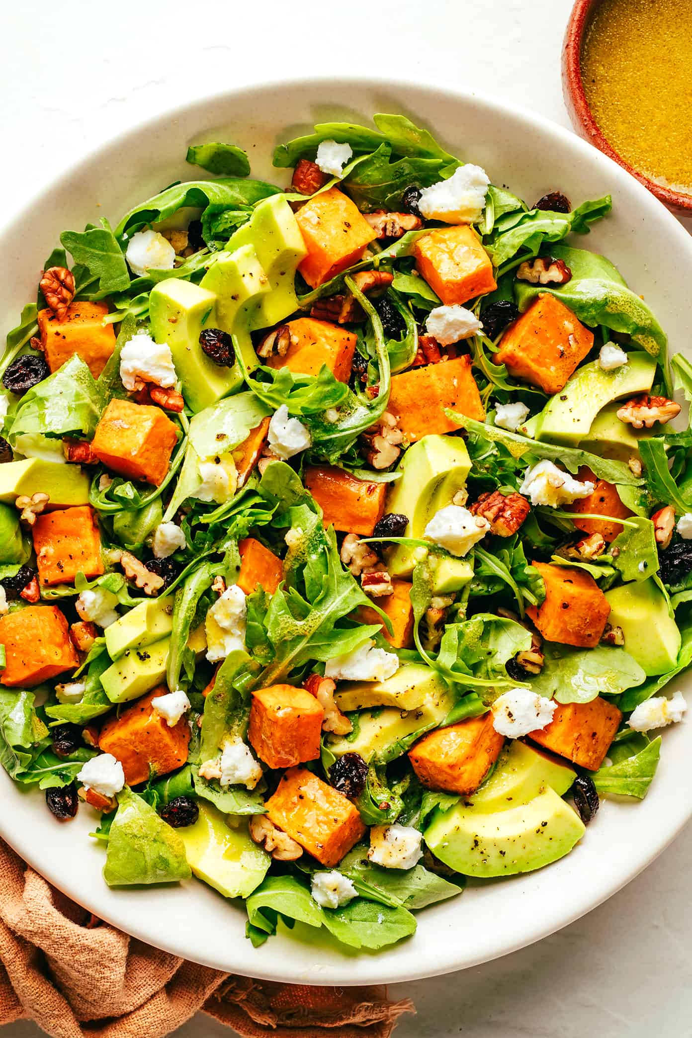 Salada de outono favorita em uma tigela com vinagrete de limão
