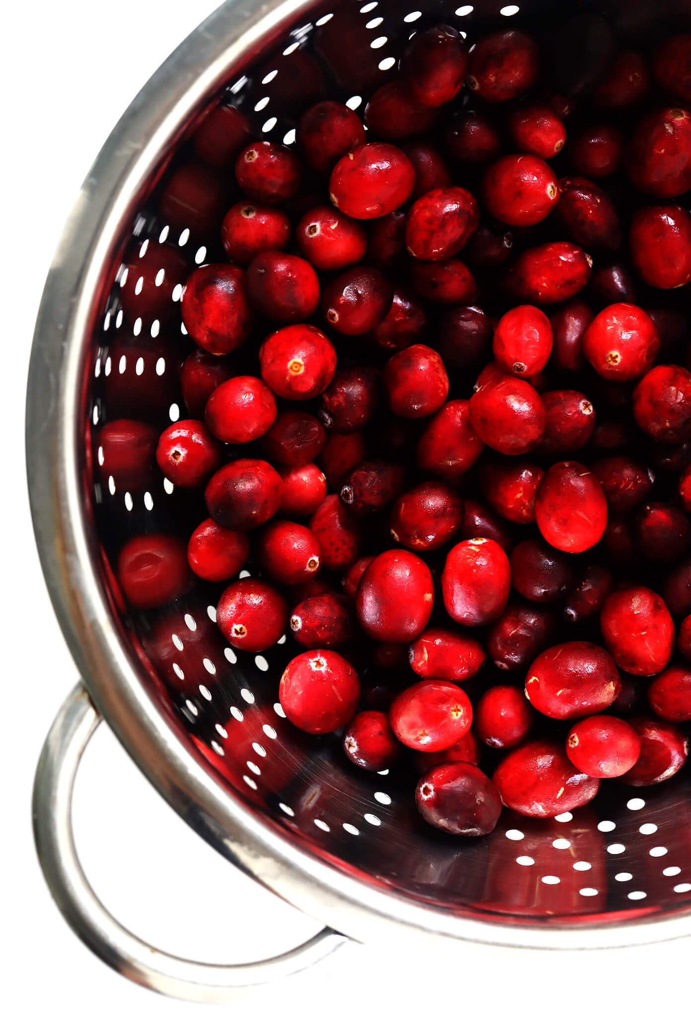 Cranberries frescas em uma peneira