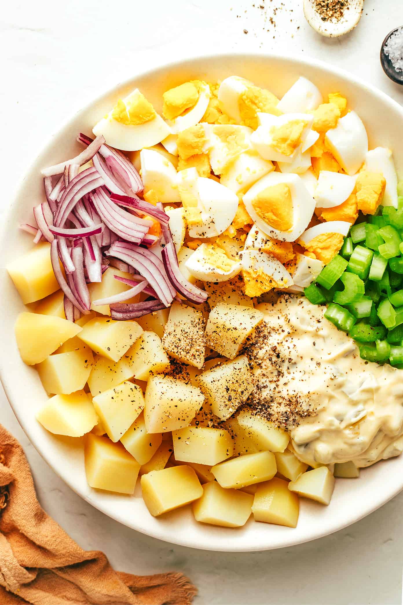 Kartoffelsalat-Zutaten in einer Schüssel