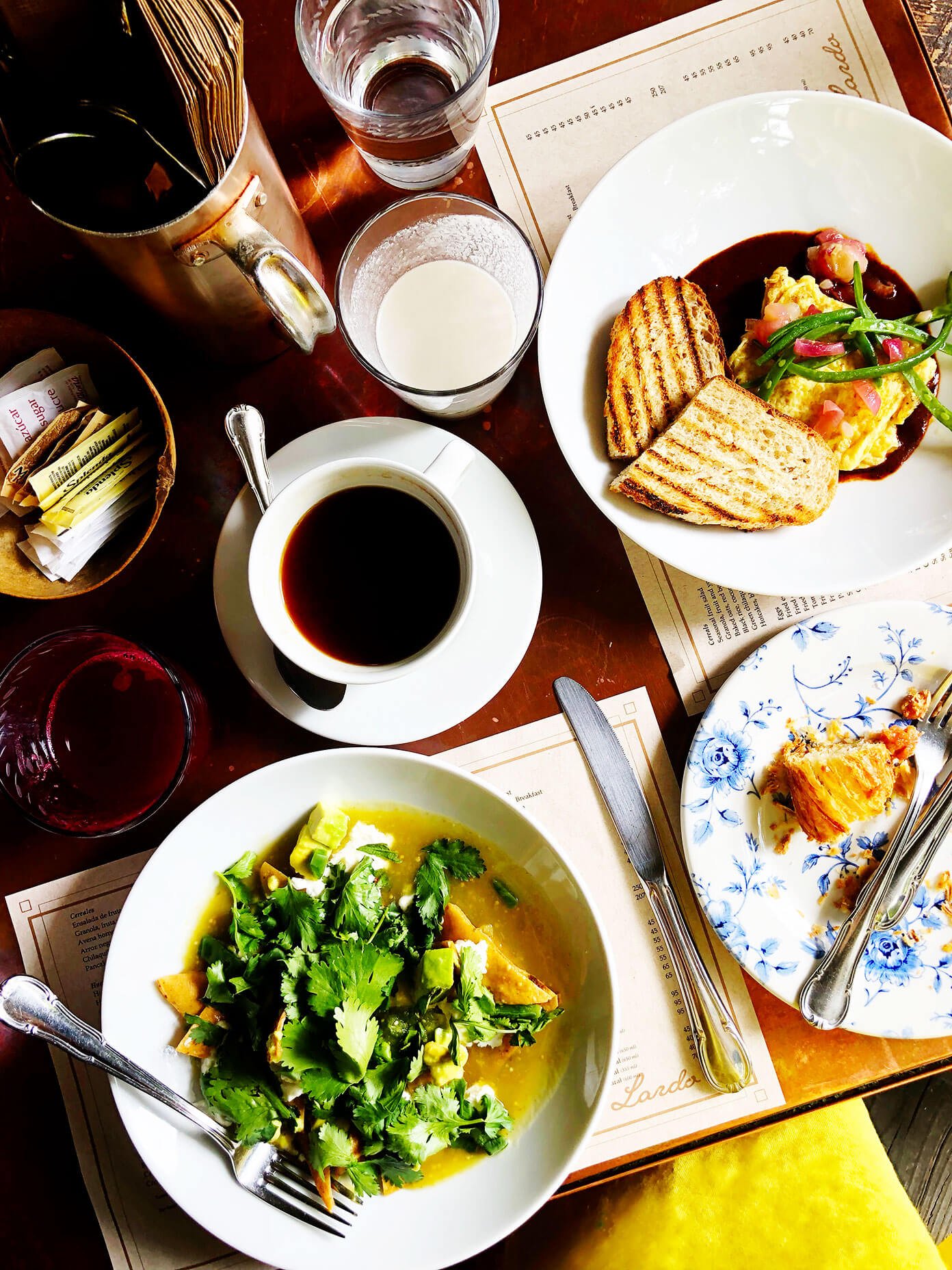 Ali's Guide To Mexico City | Where To Eat (Restaurants), Visit (What To Do), and Stay (Hotels and AirBnBs) in the delicious urban heart of Mexico | gimmesomeoven.com #travel #mexicocity #cdmx #mexico #traveltips #restaurants #food Chilaquiles and Mole Brunch at Lardo | Ali's Guide To Mexico City