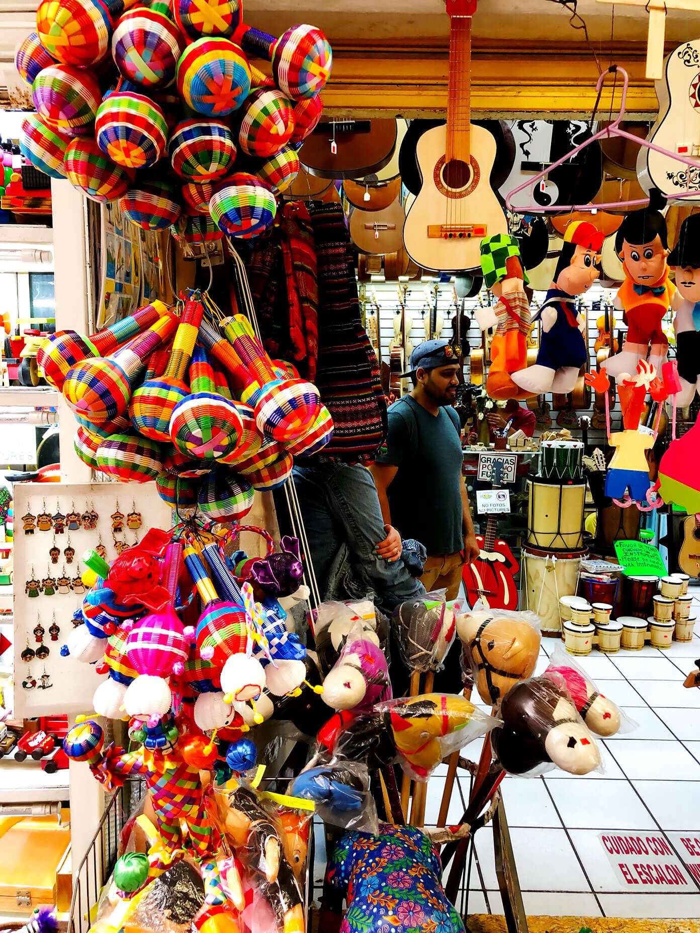 Ali's Guide To Mexico City | Where To Eat (Restaurants), Visit (What To Do), and Stay (Hotels and AirBnBs) in the delicious urban heart of Mexico | gimmesomeoven.com #travel #mexicocity #cdmx #mexico #traveltips #restaurants #food La Ciutadela Market
