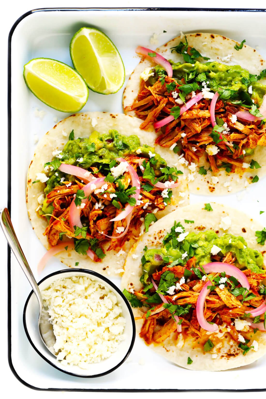 Tacos de Cochinita Pibil com cebolas vermelhas em conserva rápida