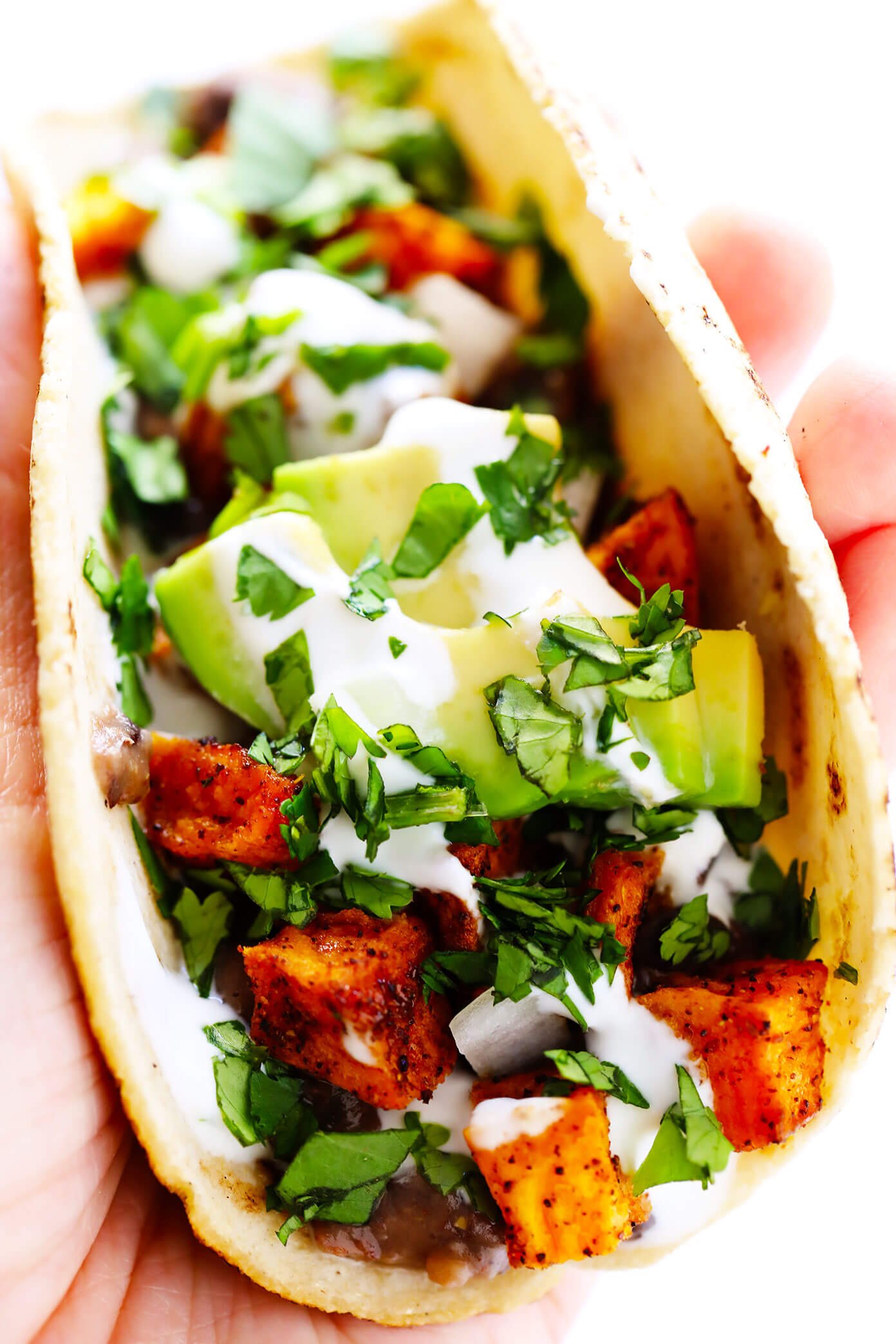 Tacos de batata-doce com feijão preto refrito, abacate e creme de limão