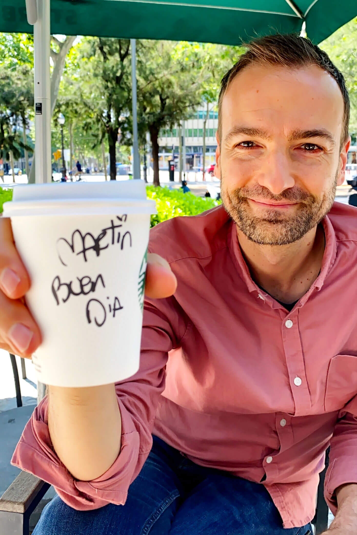 Starbucks mug saying "buen dia"