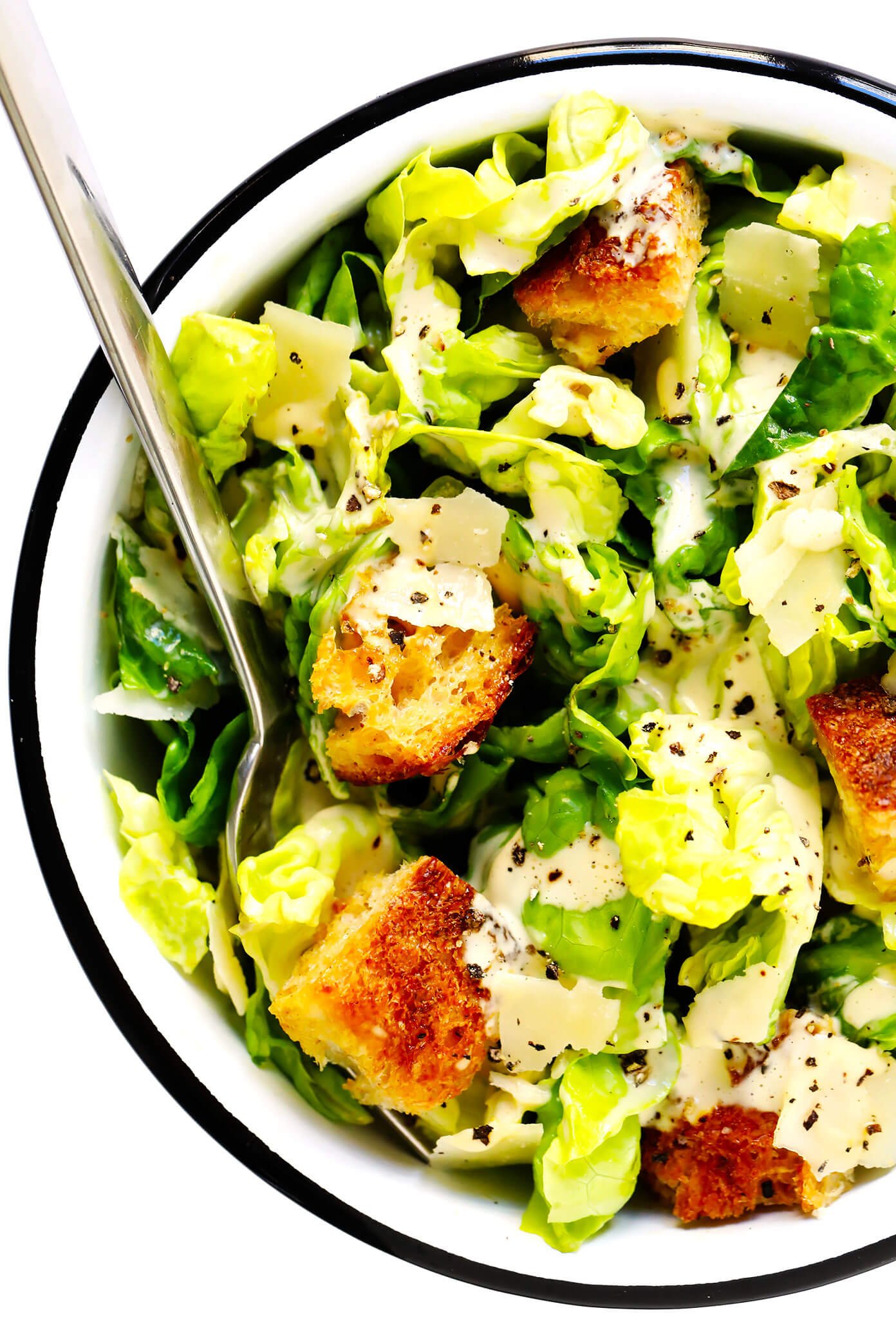 Salada Caesar na tigela com croutons e parmesão