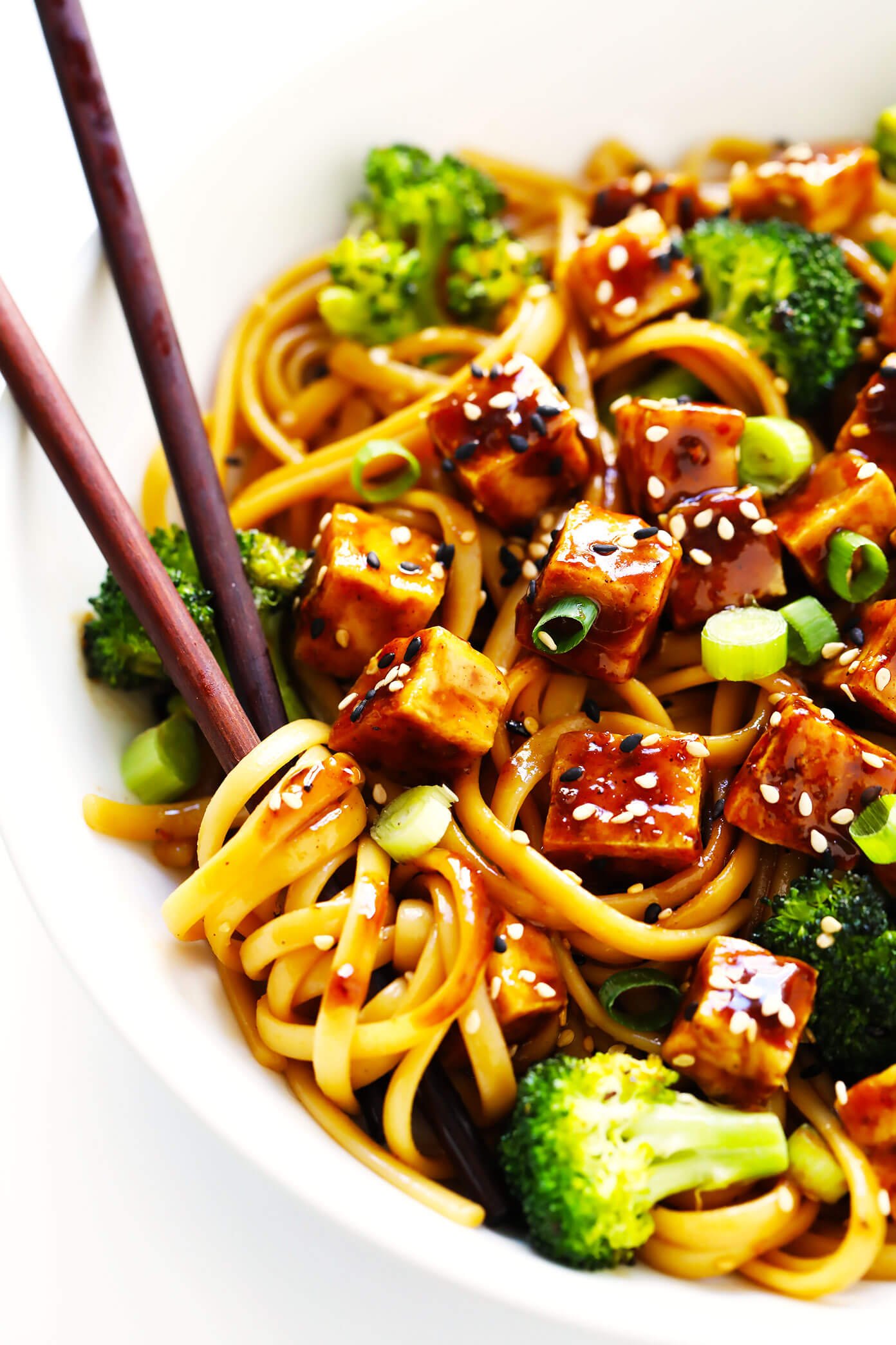 Tigelas de tofu com cinco especiarias e macarrão com gergelim