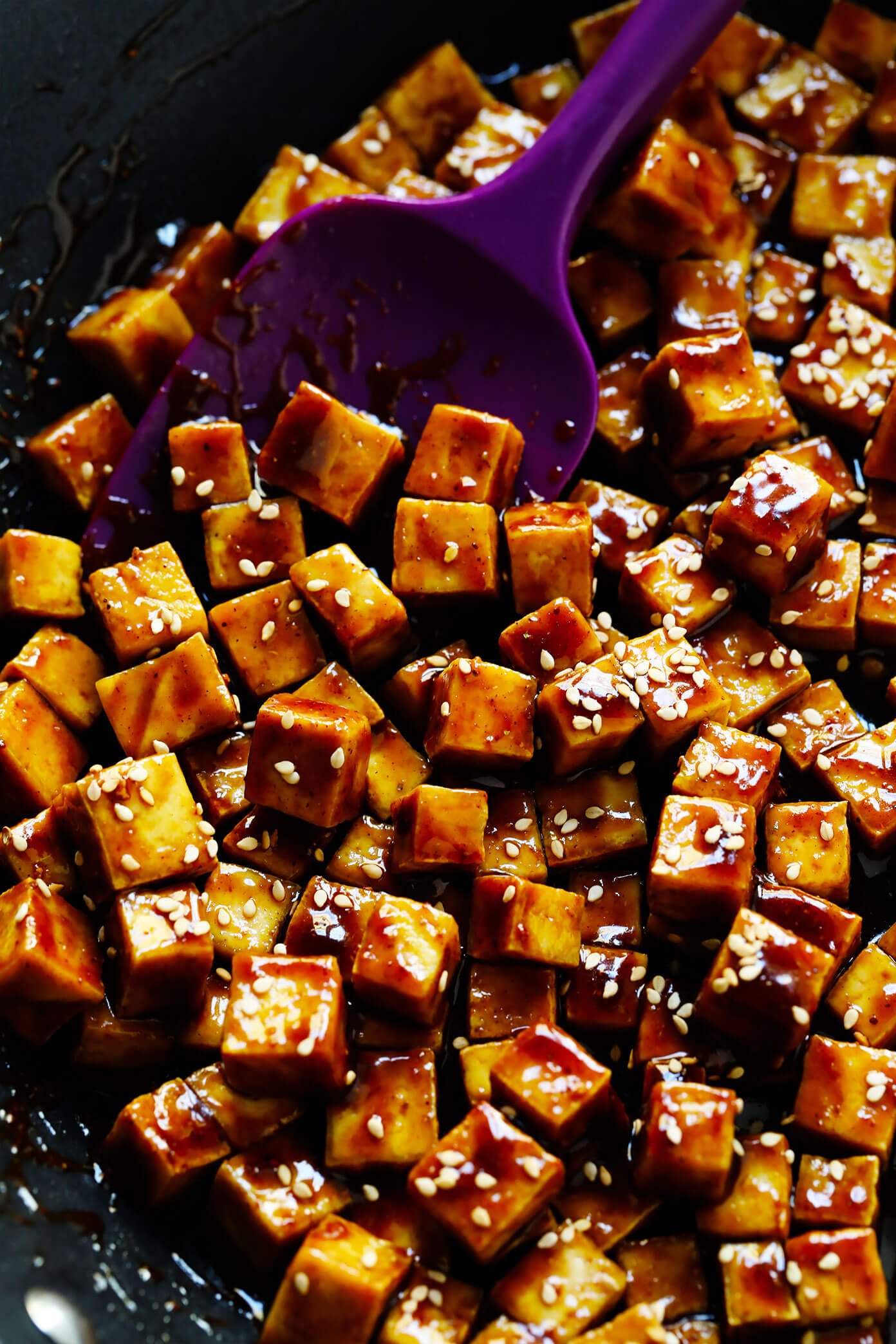 Tofu crocante em uma frigideira salteada com molho Hoisin de cinco especiarias