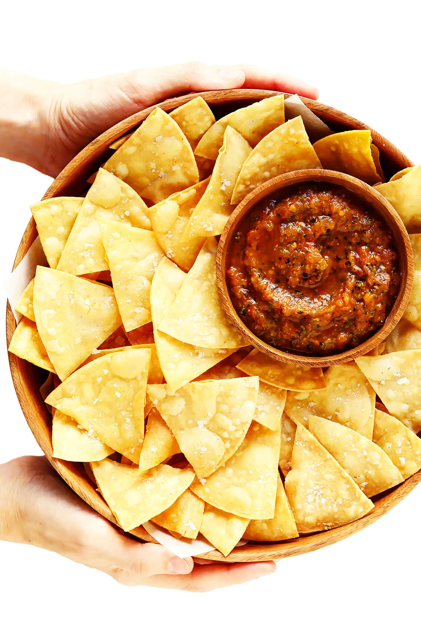 Chips de Tortilla Caseiros com Salsa de Tomate Assado