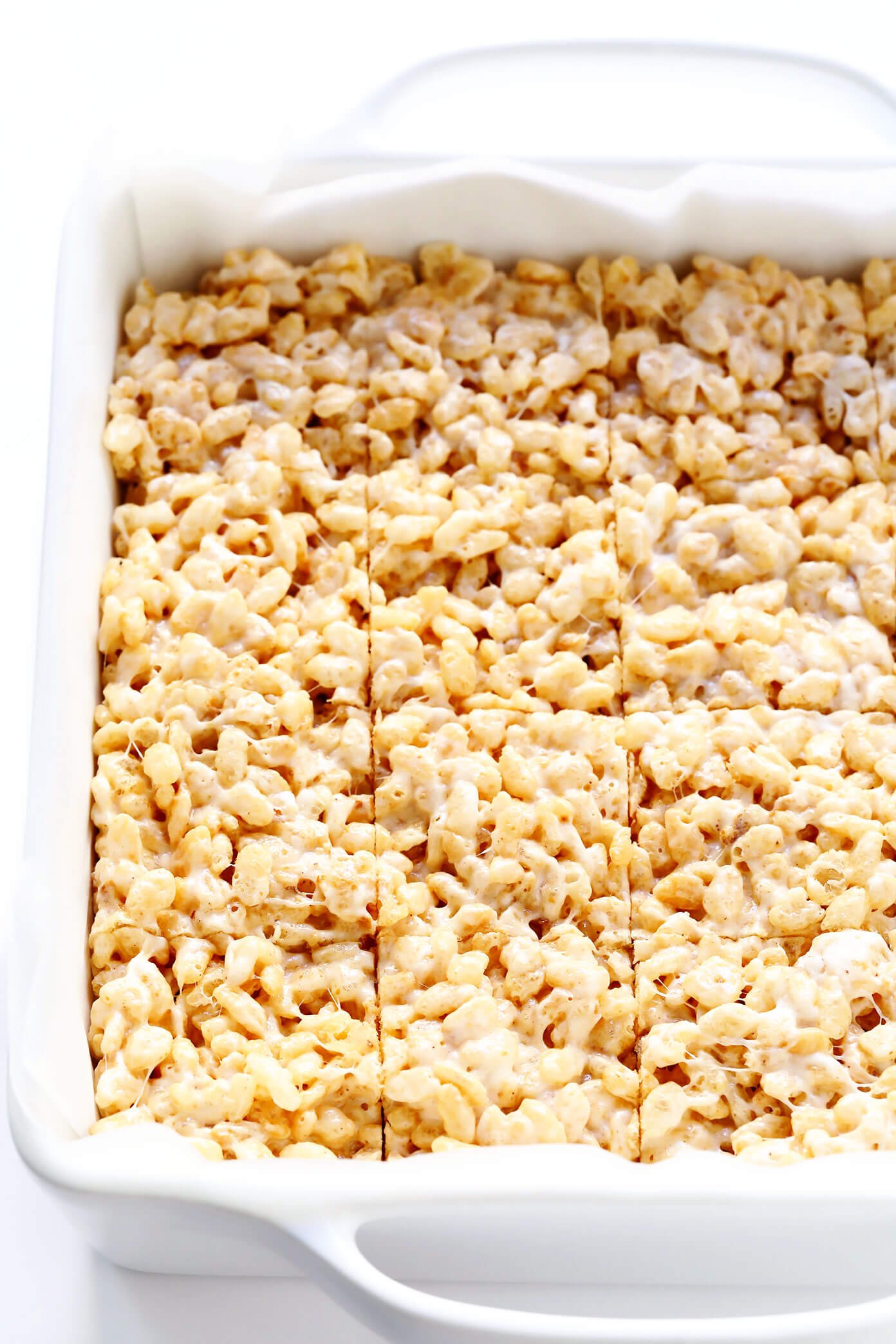 Barras de Rice Krispie Treats em assadeira