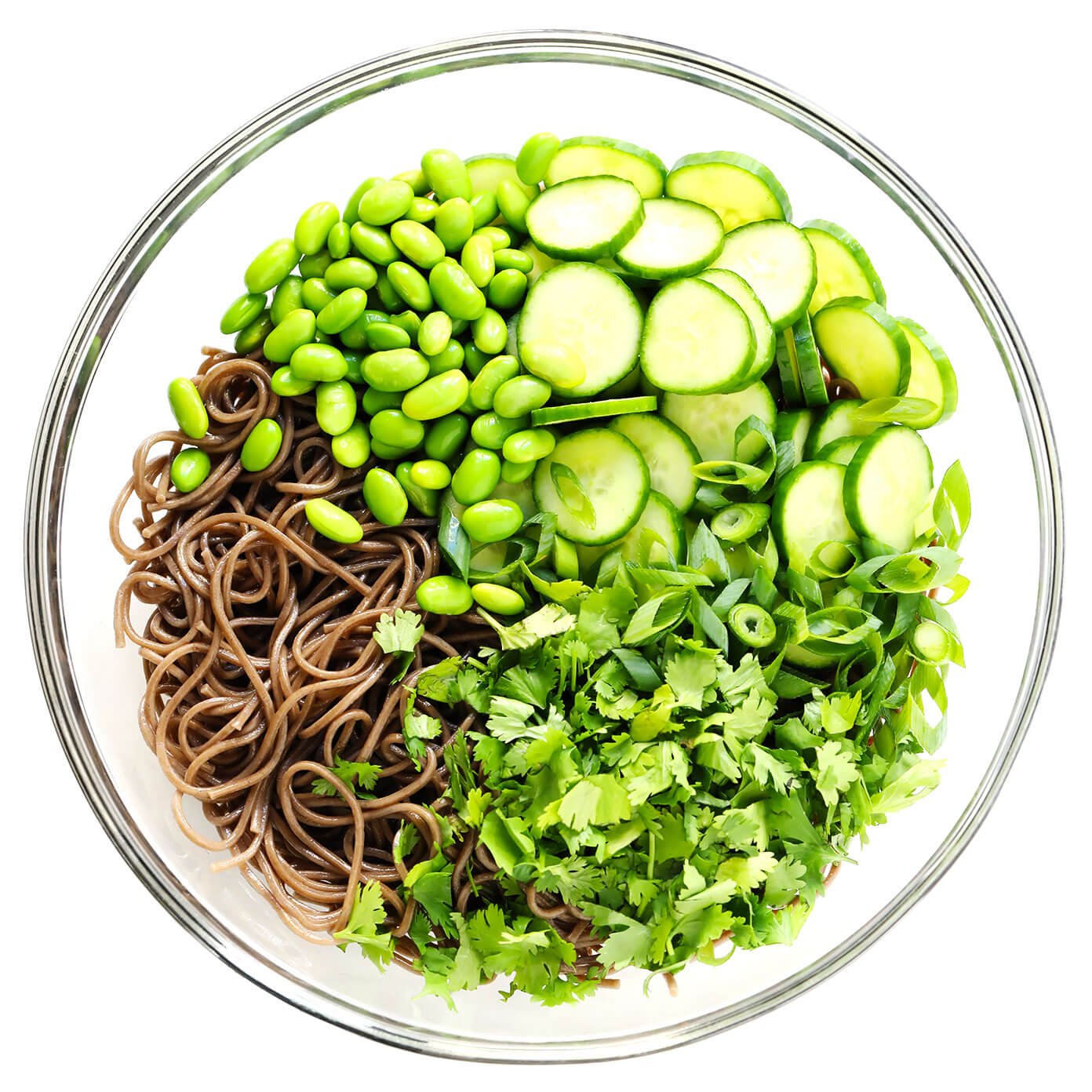 Macarrão soba, edamame, coentro, cebolinha e pepino