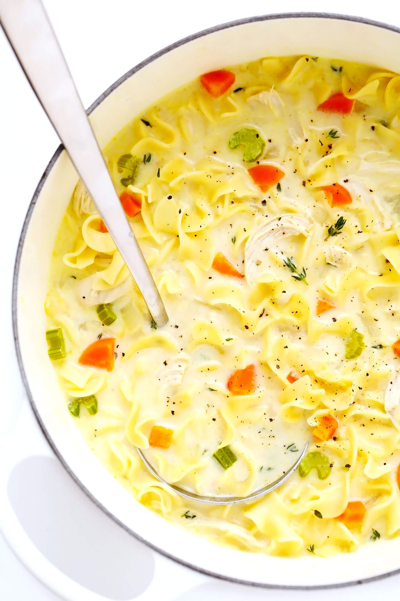 Sopa cremosa de macarrão de frango com limão