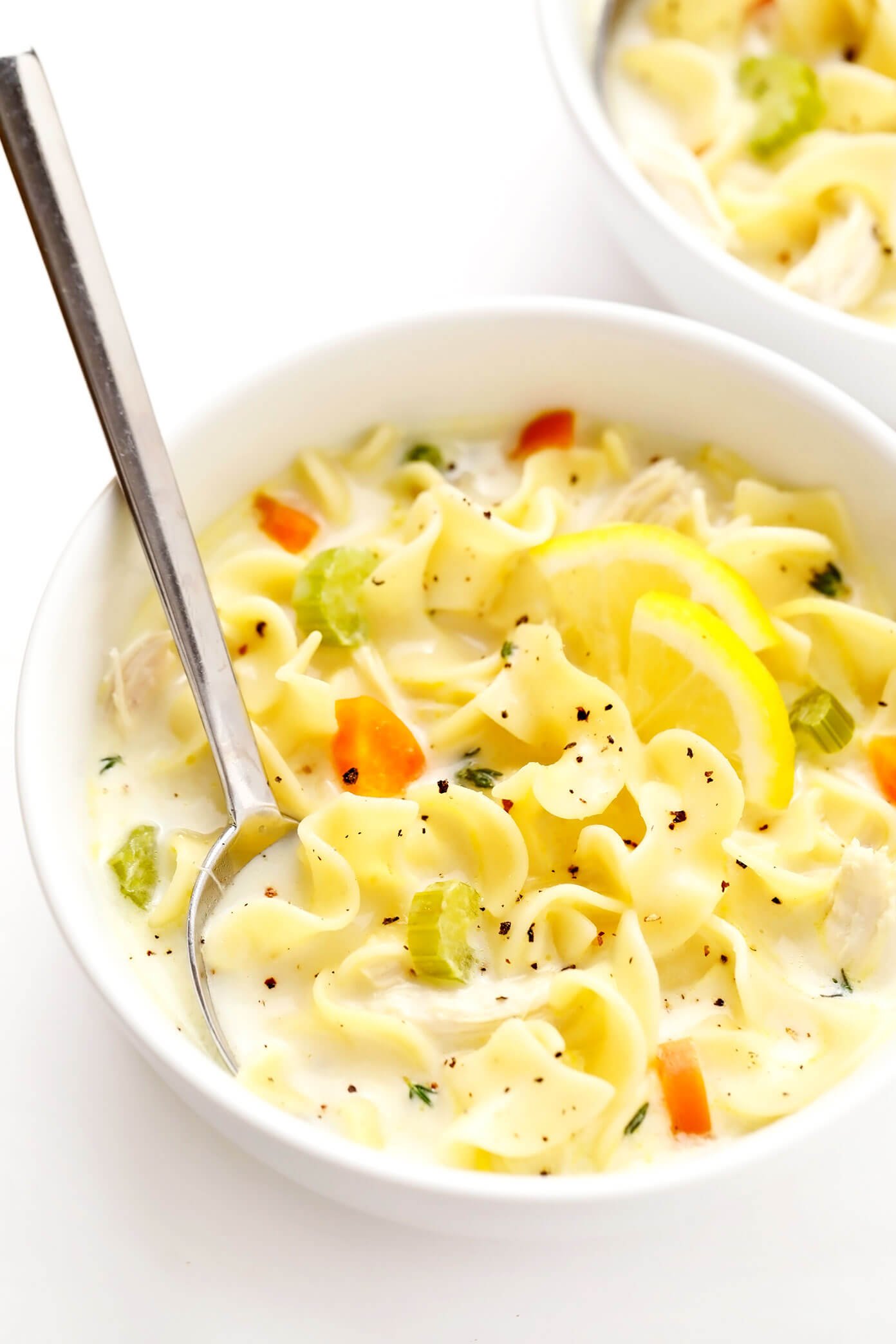 Tigela de sopa de macarrão de frango com limão