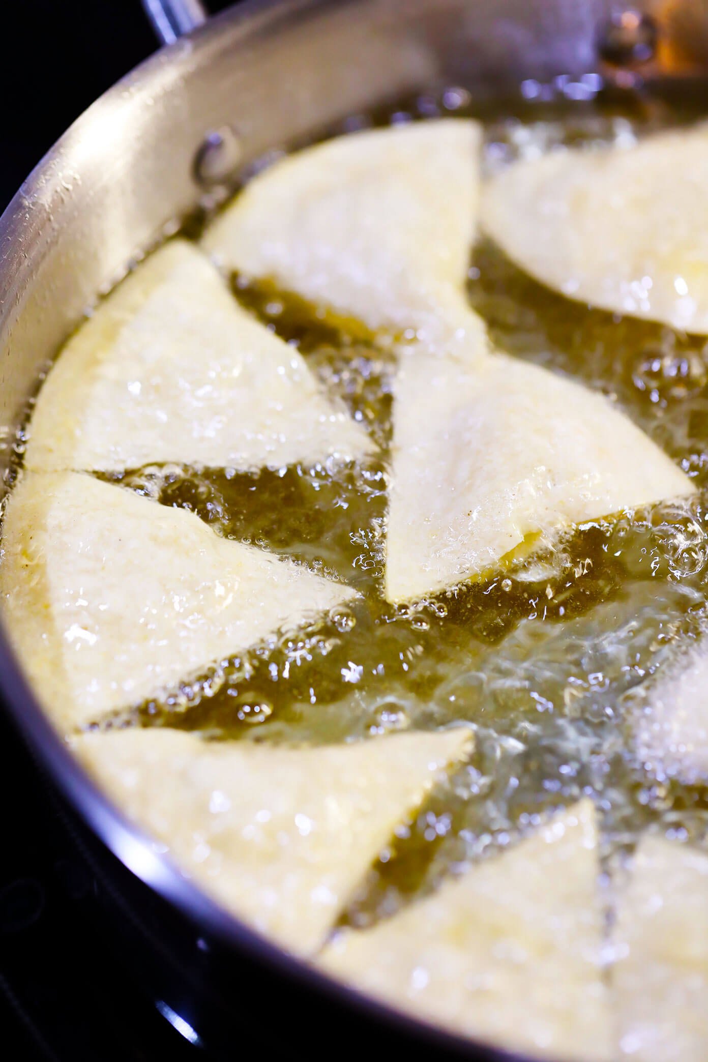 Fritando Tortillas para fazer Chips Caseiros