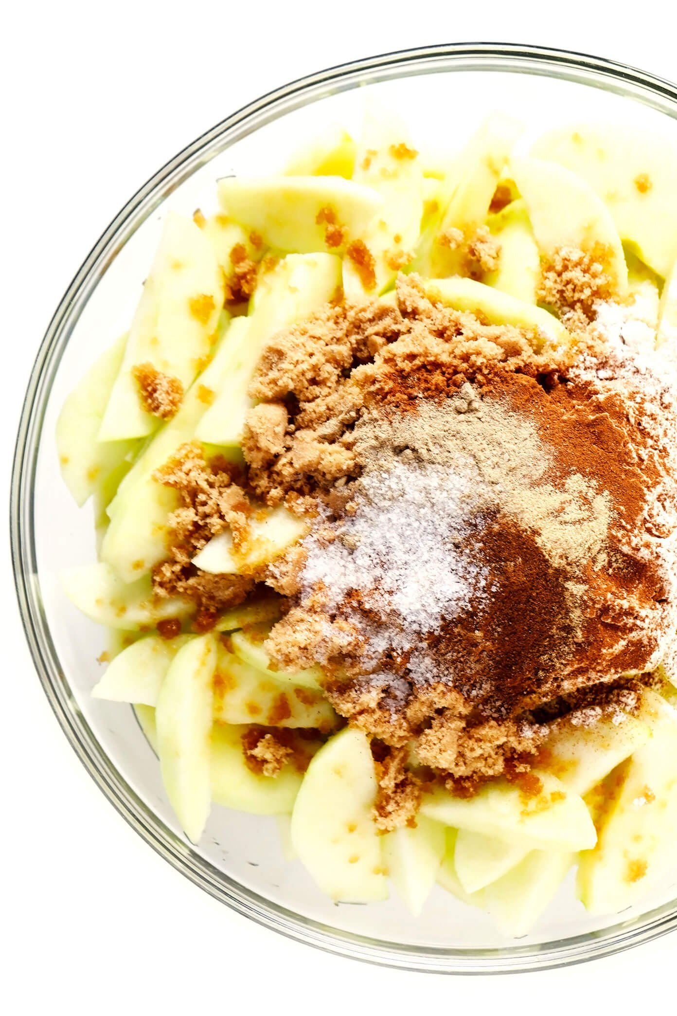 Ingredientes do recheio de torta de maçã em uma tigela