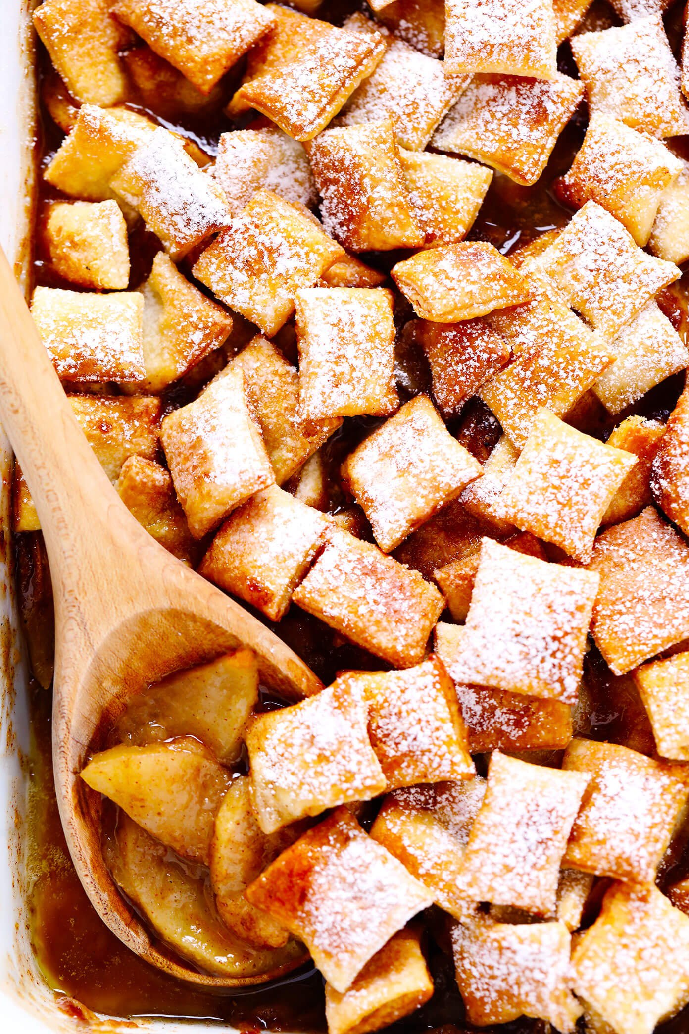 Pandowdy de maçã na frigideira com colher de madeira