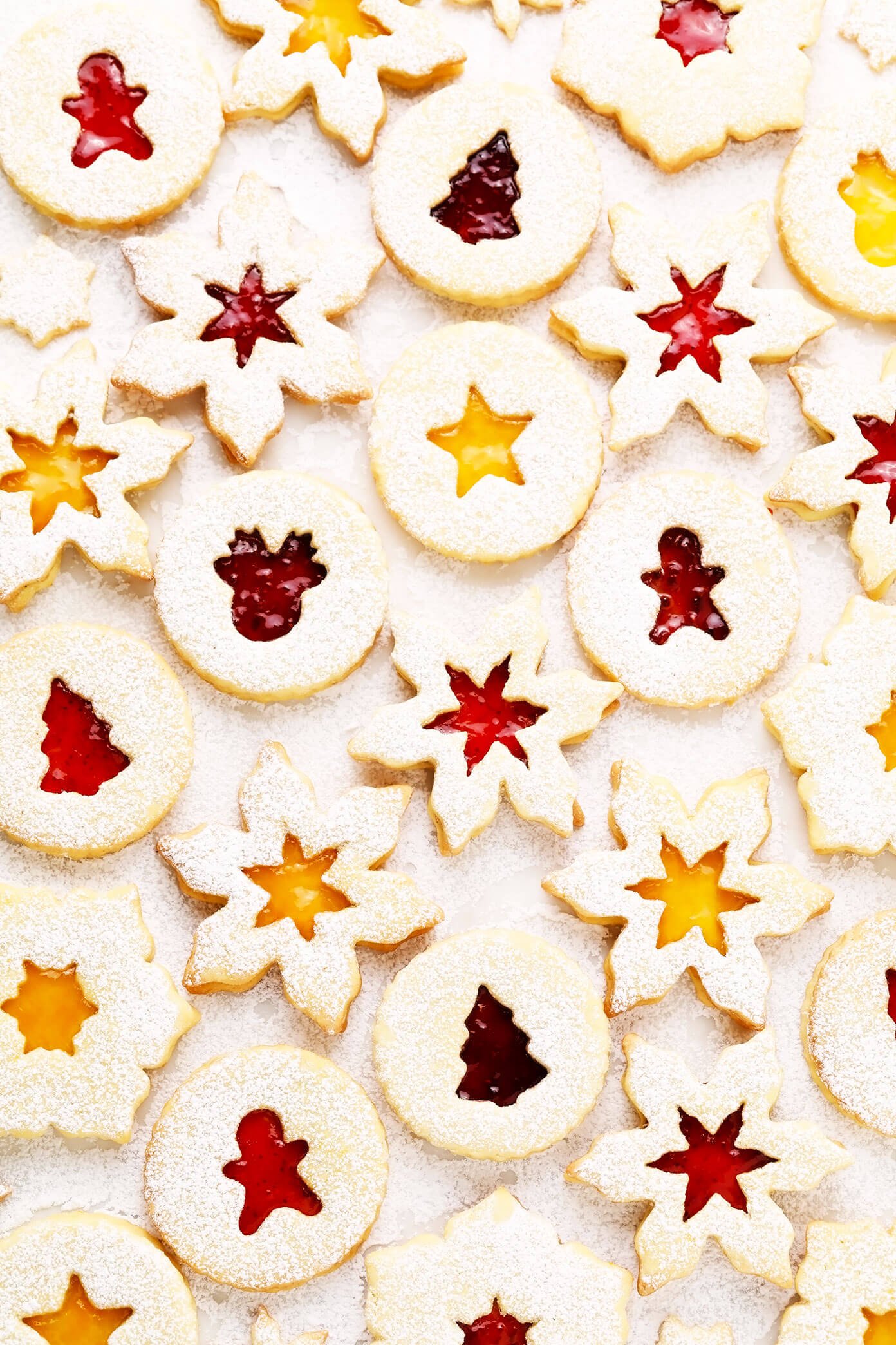 Biscoitos Linzer com floco de neve e recortes de Natal