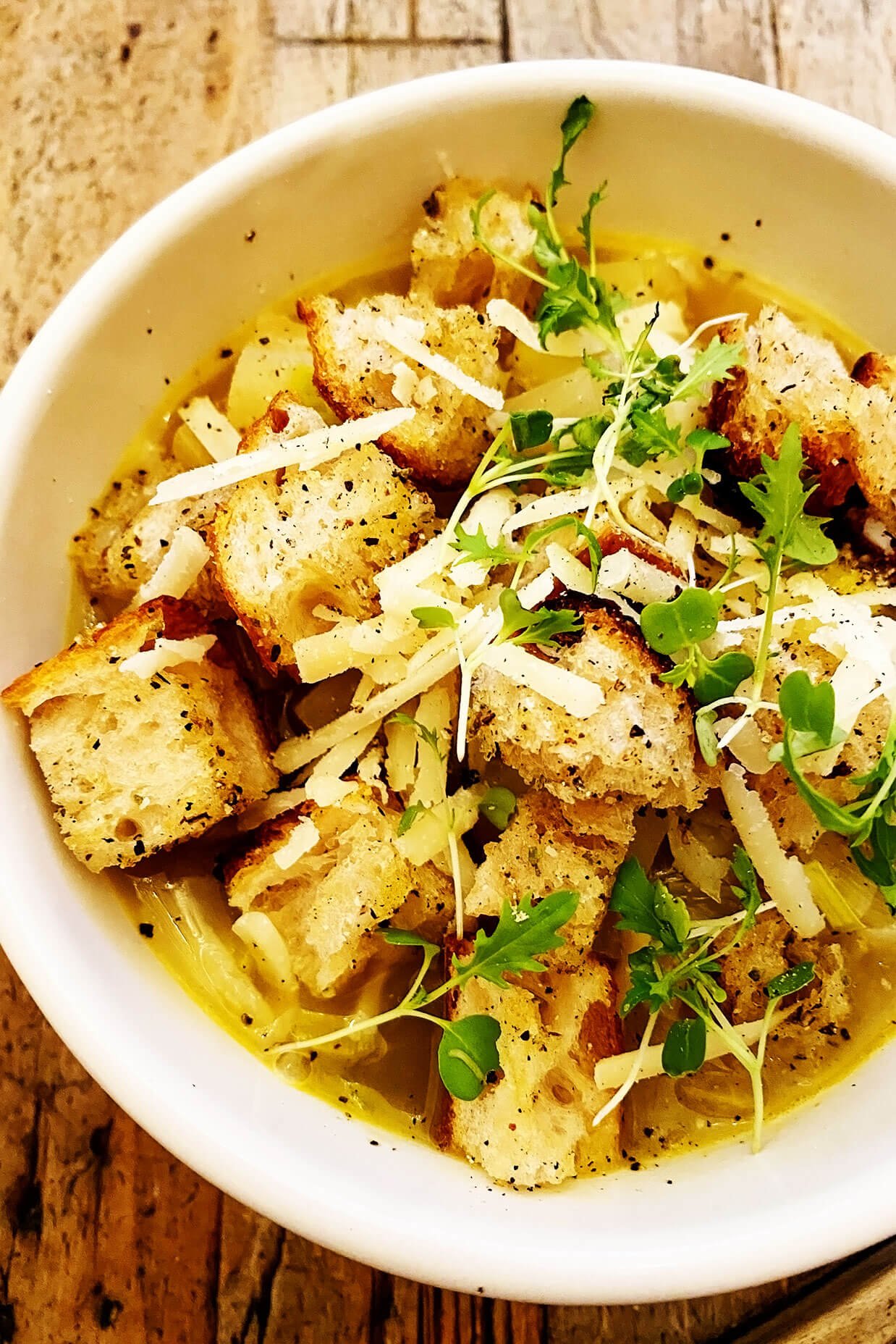 Essa sopa rústica de batata e alho-poró é fácil de preparar em cerca de 35 minutos, é naturalmente sem glúten, vegetariana, vegana e é feita com o mais delicioso e leve caldo de alho e ervas. Uma receita de jantar rápida, fácil e saudável que é sempre muito reconfortante! (Fique à vontade para acrescentar croutons ou uma pitada de queijo parmesão!) | gimmesomeoven.com #soup #potato #leek #french #onion #healthy #glutenfree #vegetarian #vegan #dinner #mealprep Sopa rústica de batata e alho-poró com croutons