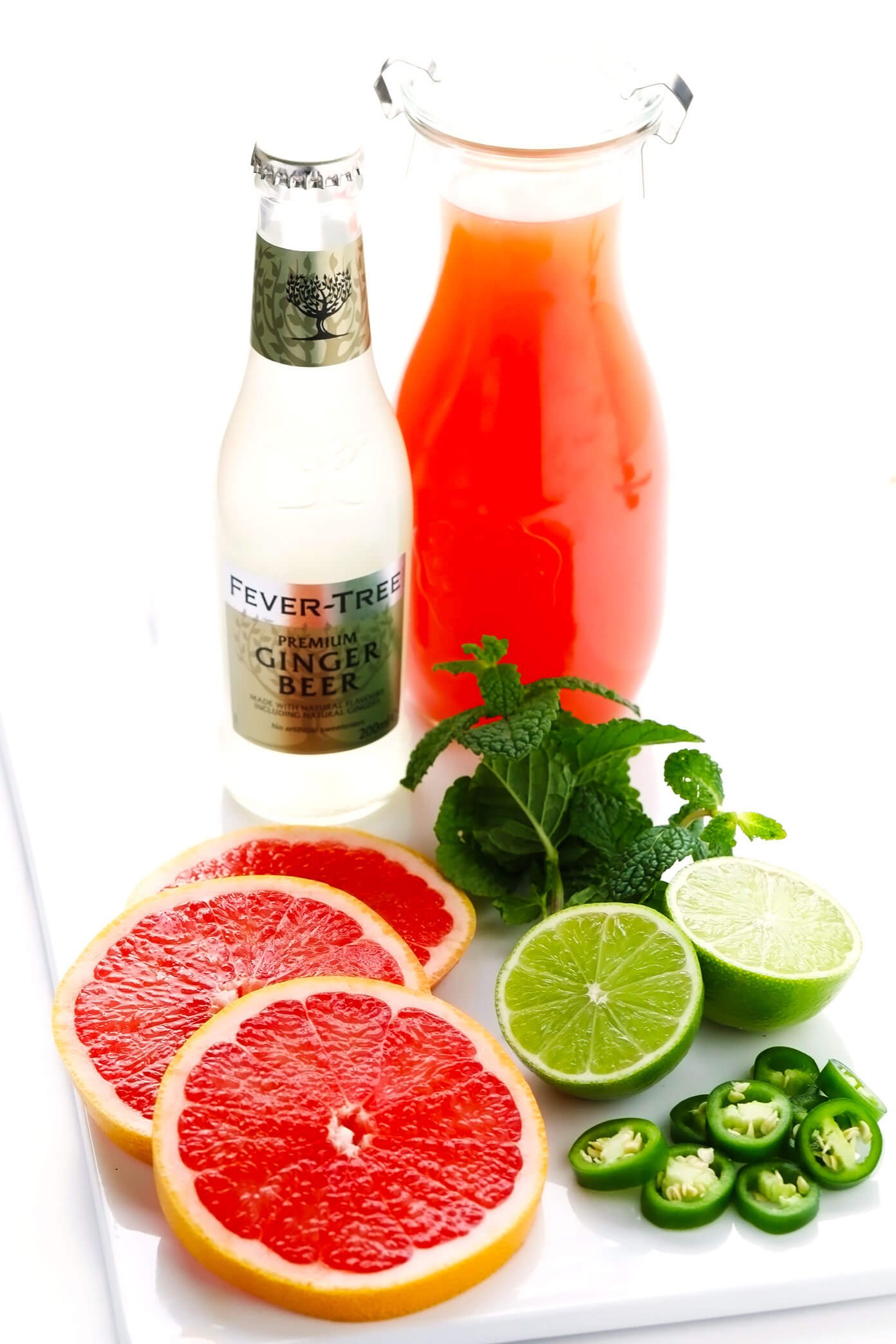 Ingredientes do mocktail (suco de grapefruit, cerveja de gengibre, grapefruit, limão, hortelã, jalapeño)