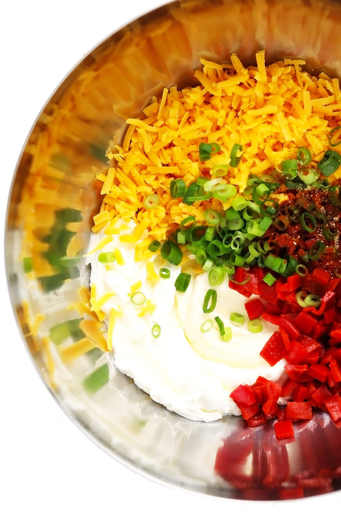 Ingredientes do Pimento Cheese na tigela de mistura