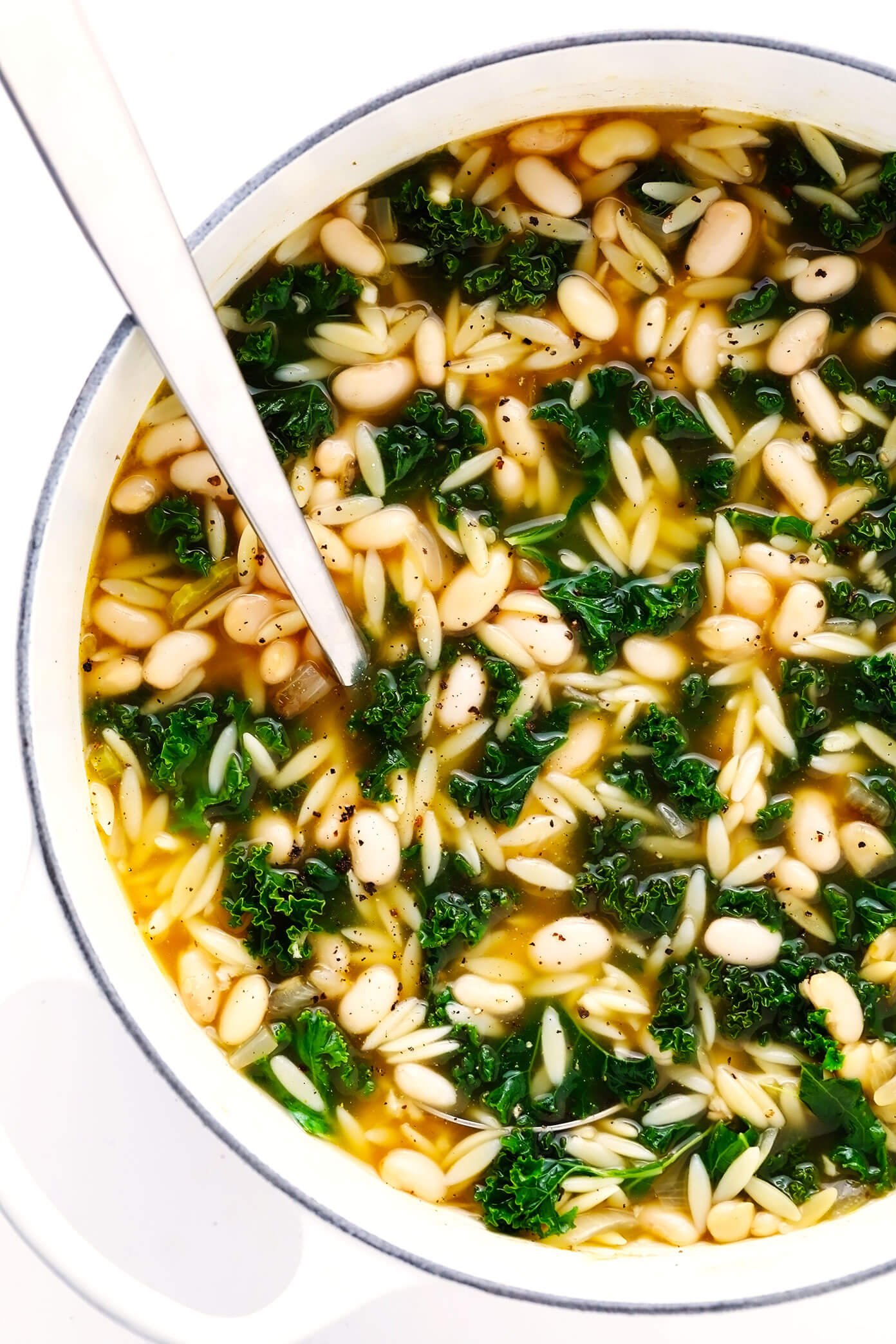 Sopa de couve, feijão branco e orzo na panela