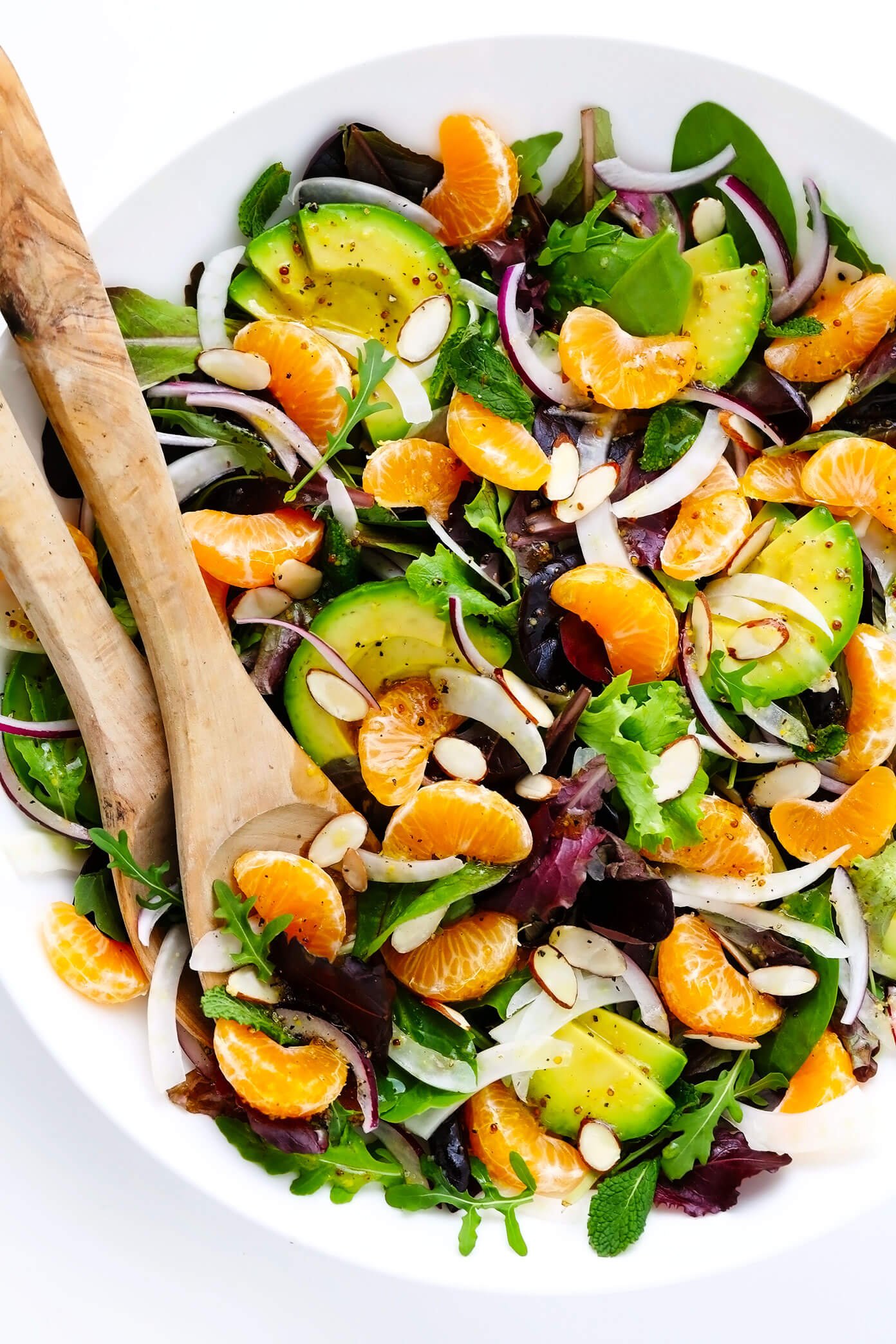 Salada de laranja, erva-doce e abacate em uma tigela