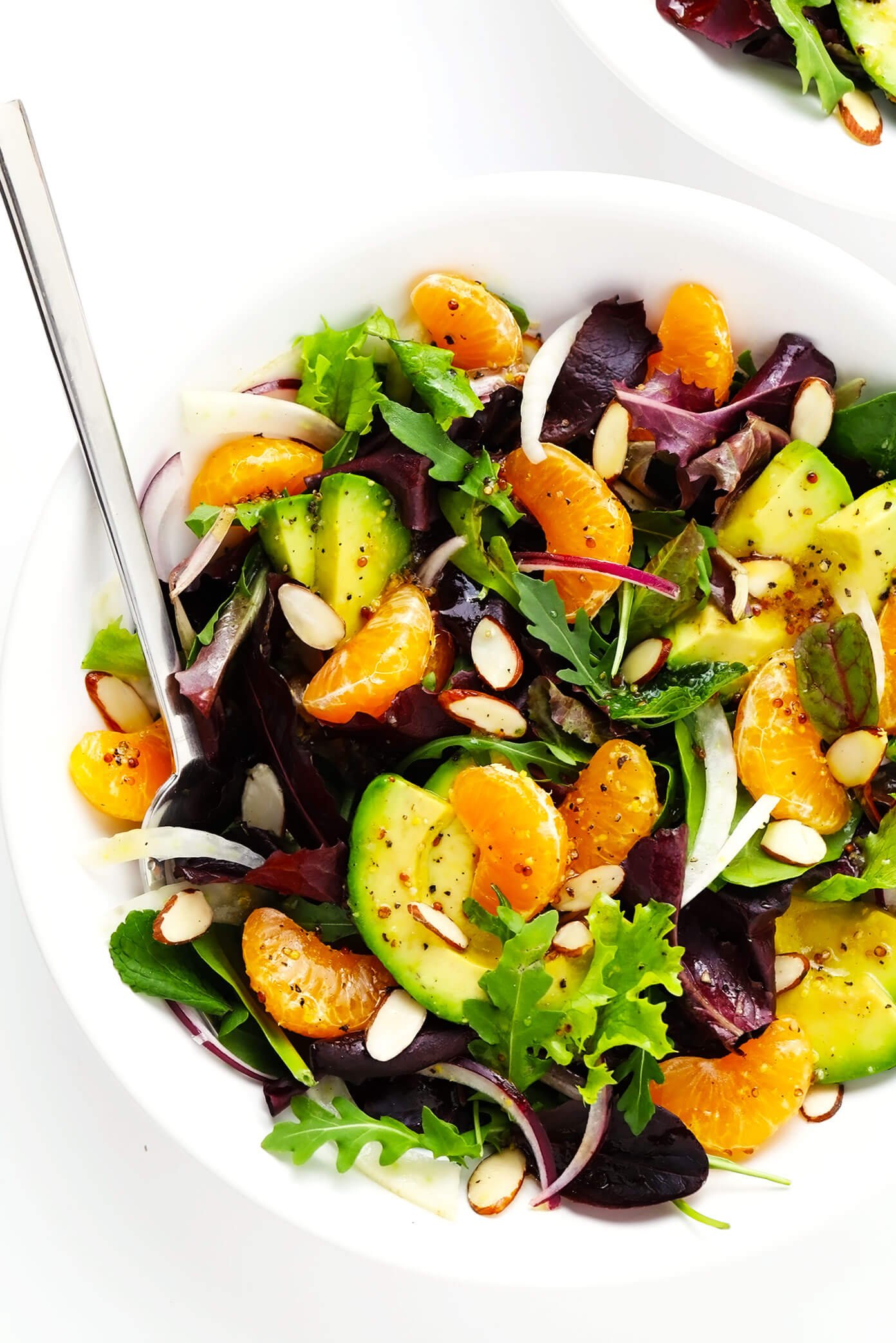 Salada de Laranja, Fellen e Abacate em uma tigela com amêndoas