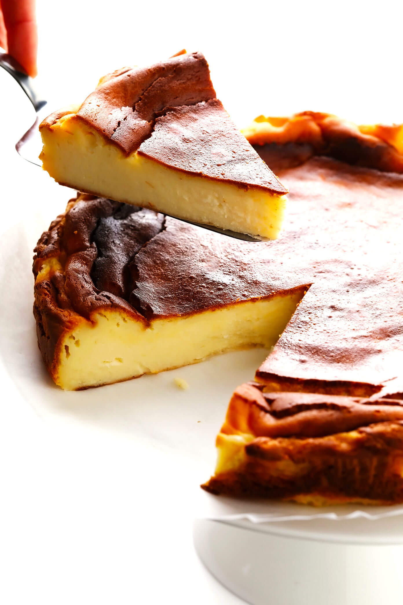 Servindo fatias de Cheesecake Basco (Tarta de Queso La Viña)