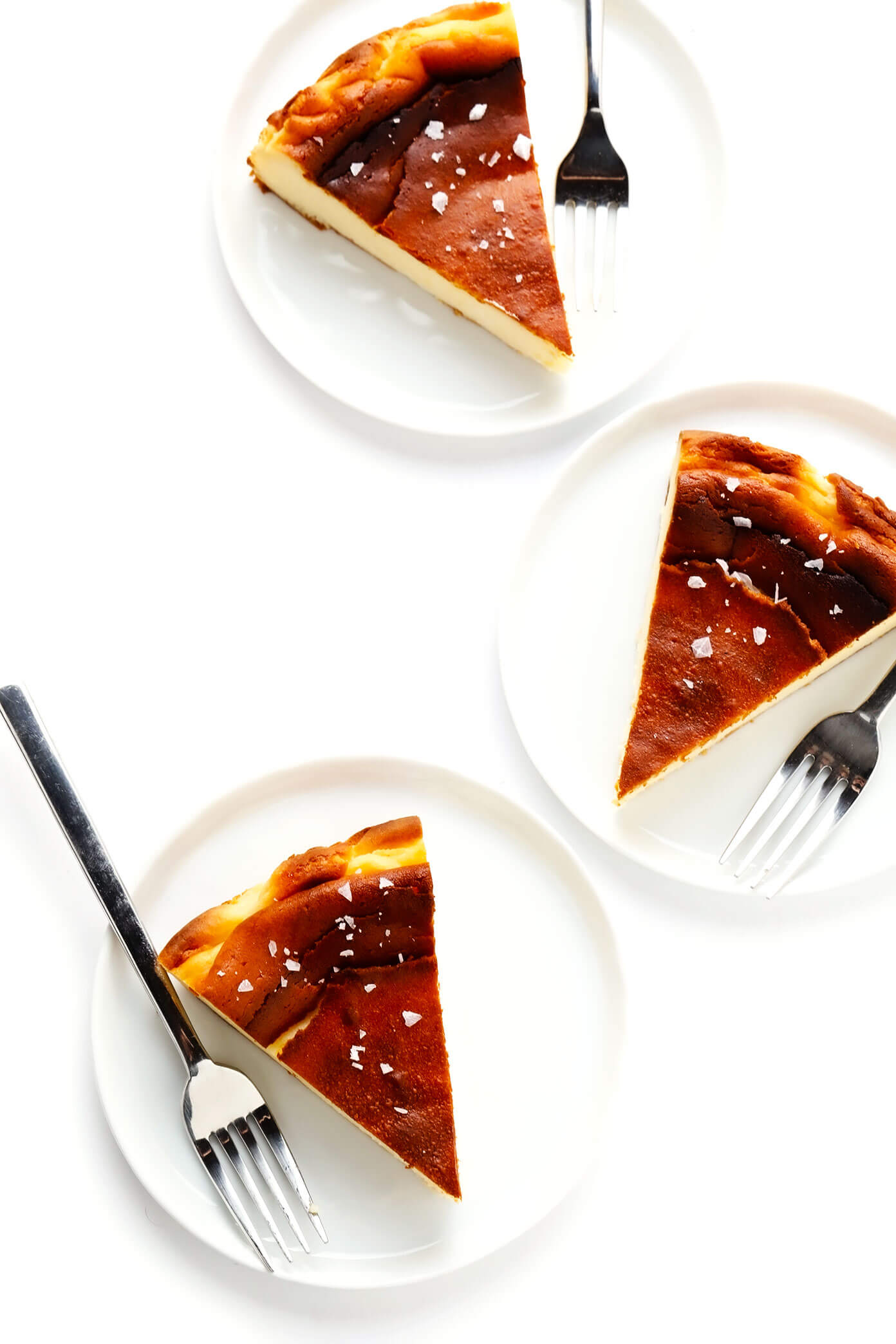 Cheesecake basco polvilhado com sal marinho em flocos