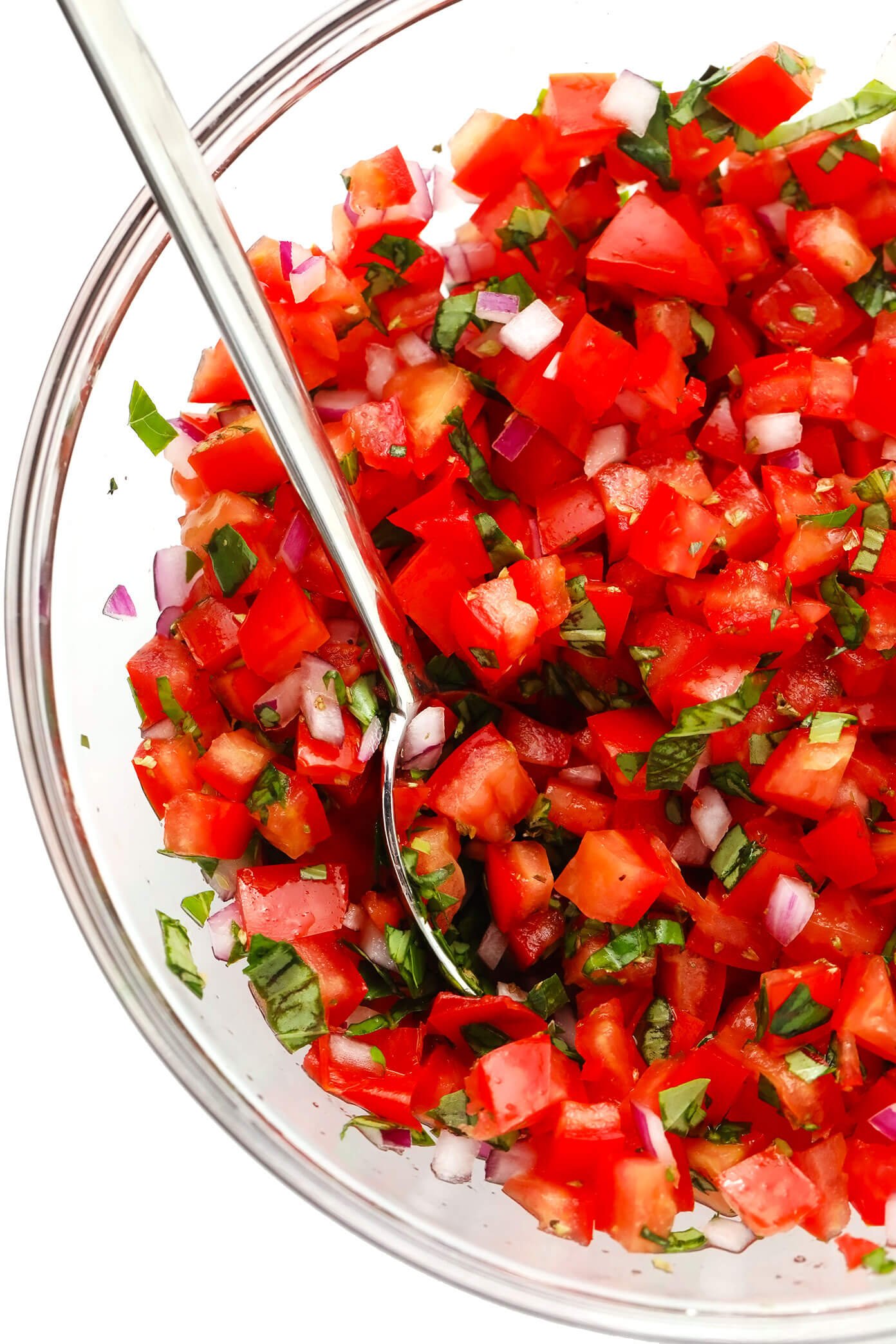 Cobertura de tomate e manjericão para bruschetta
