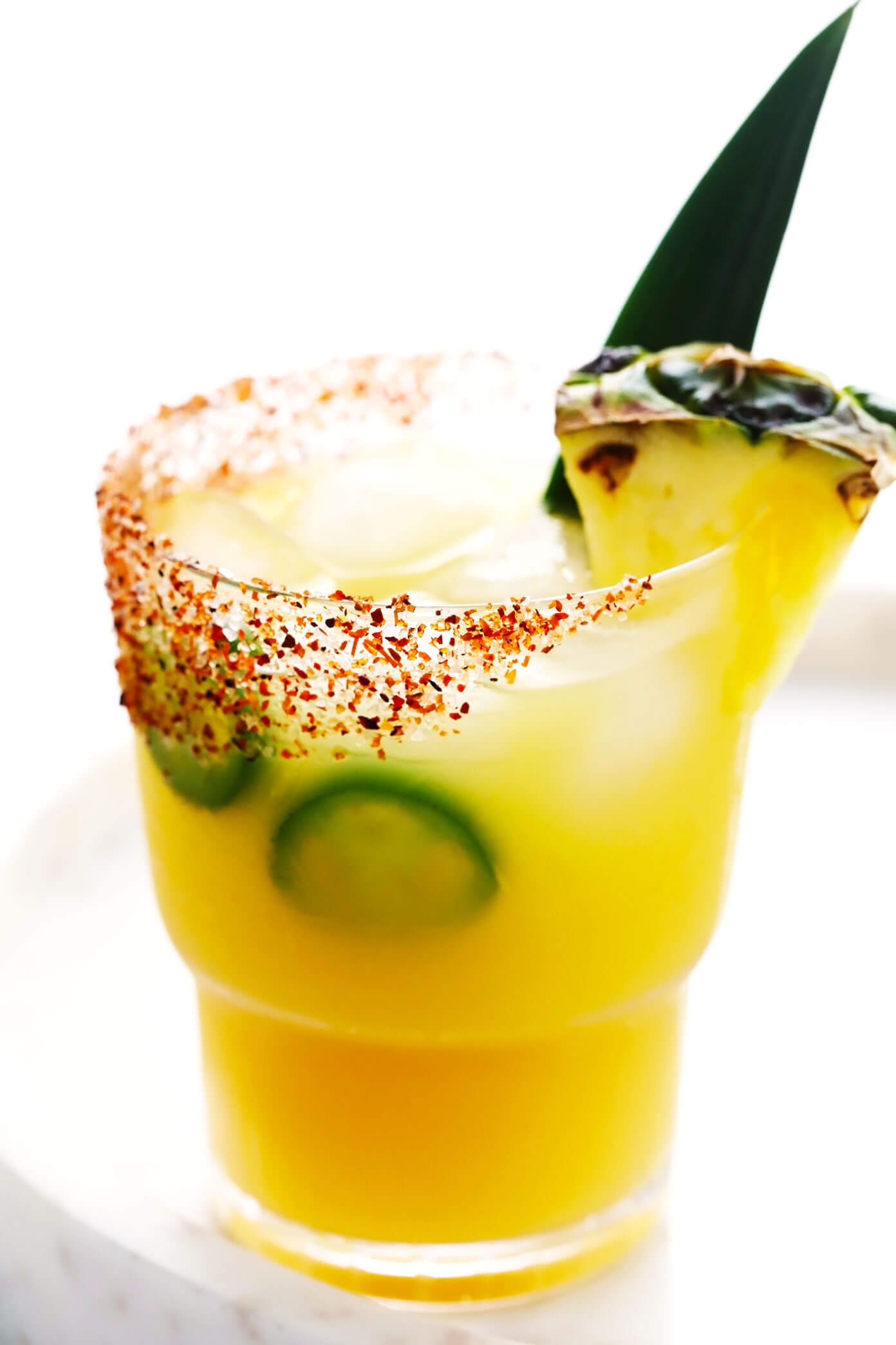 Margarita de abacaxi picante com jalapeño no copo