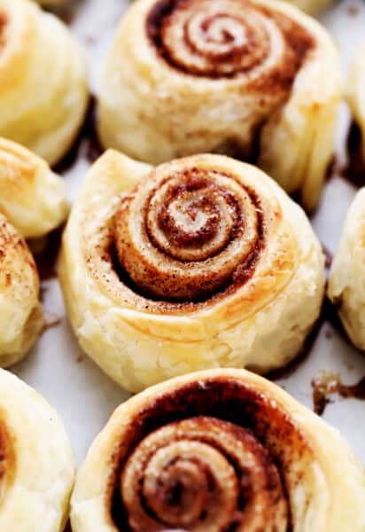 Puff pastry cinnamon rolls• Electric Blue Food - Kitchen stories