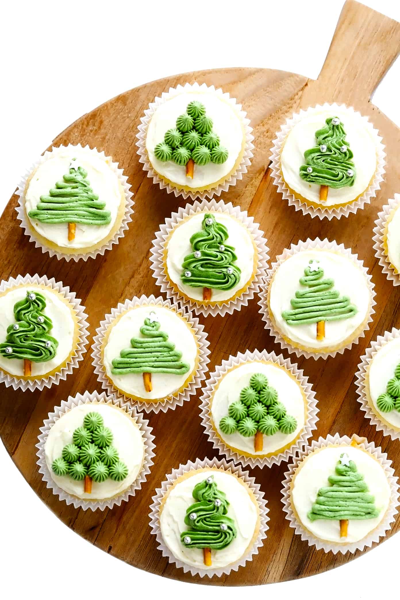 Cupcakes de árvore de Natal em bandeja de madeira