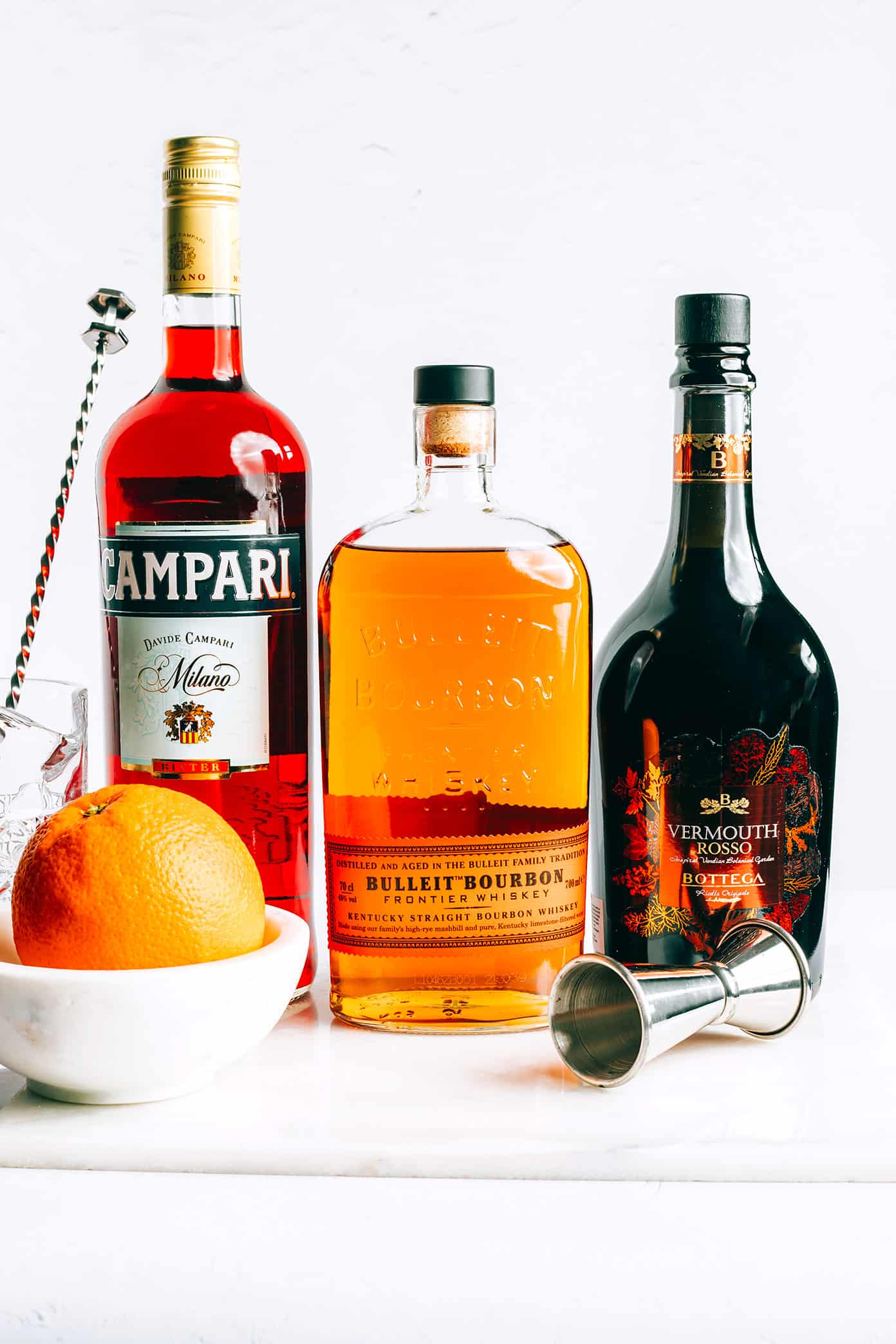 Ingredientes do Boulevardier - Campari, Bourbon, Vermute doce e laranja