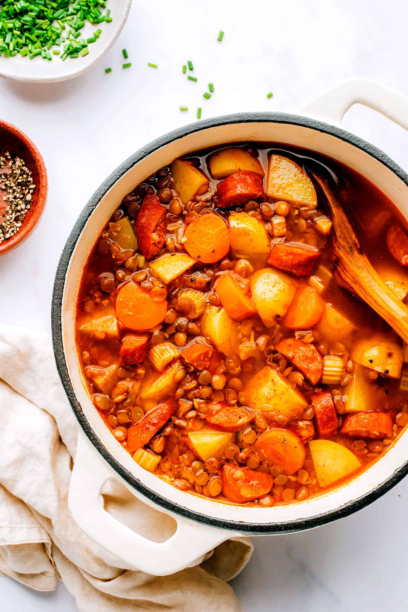 Panela cheia de sopa de lentilha com chouriço espanhol