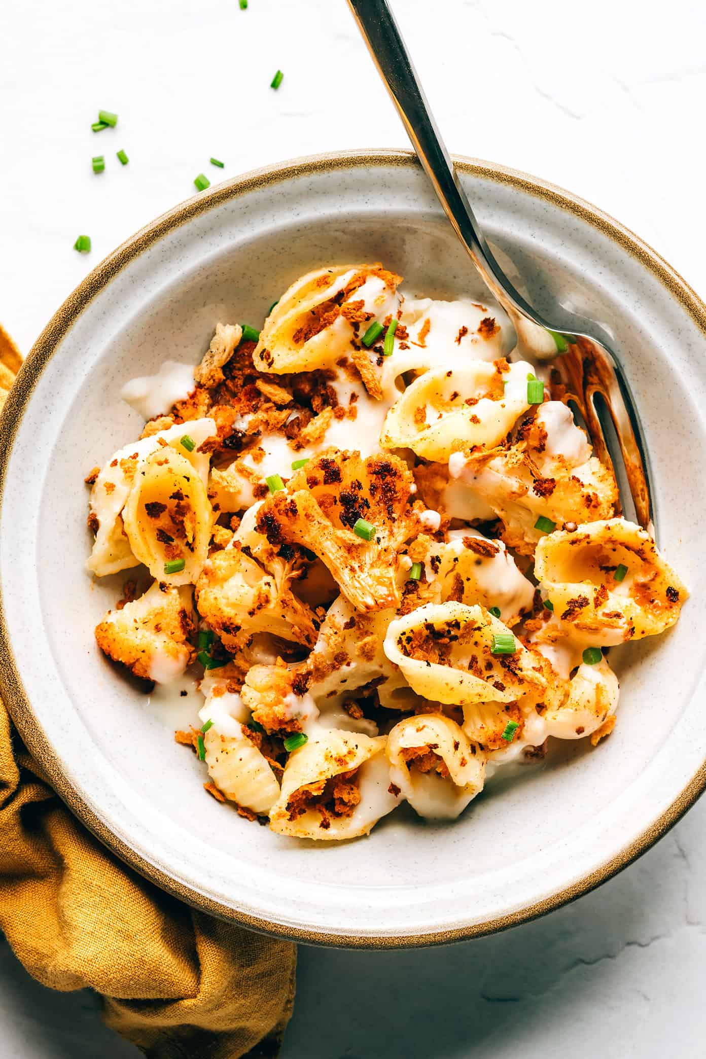 Macarrão e queijo de couve-flor assada em uma tigela com garfo