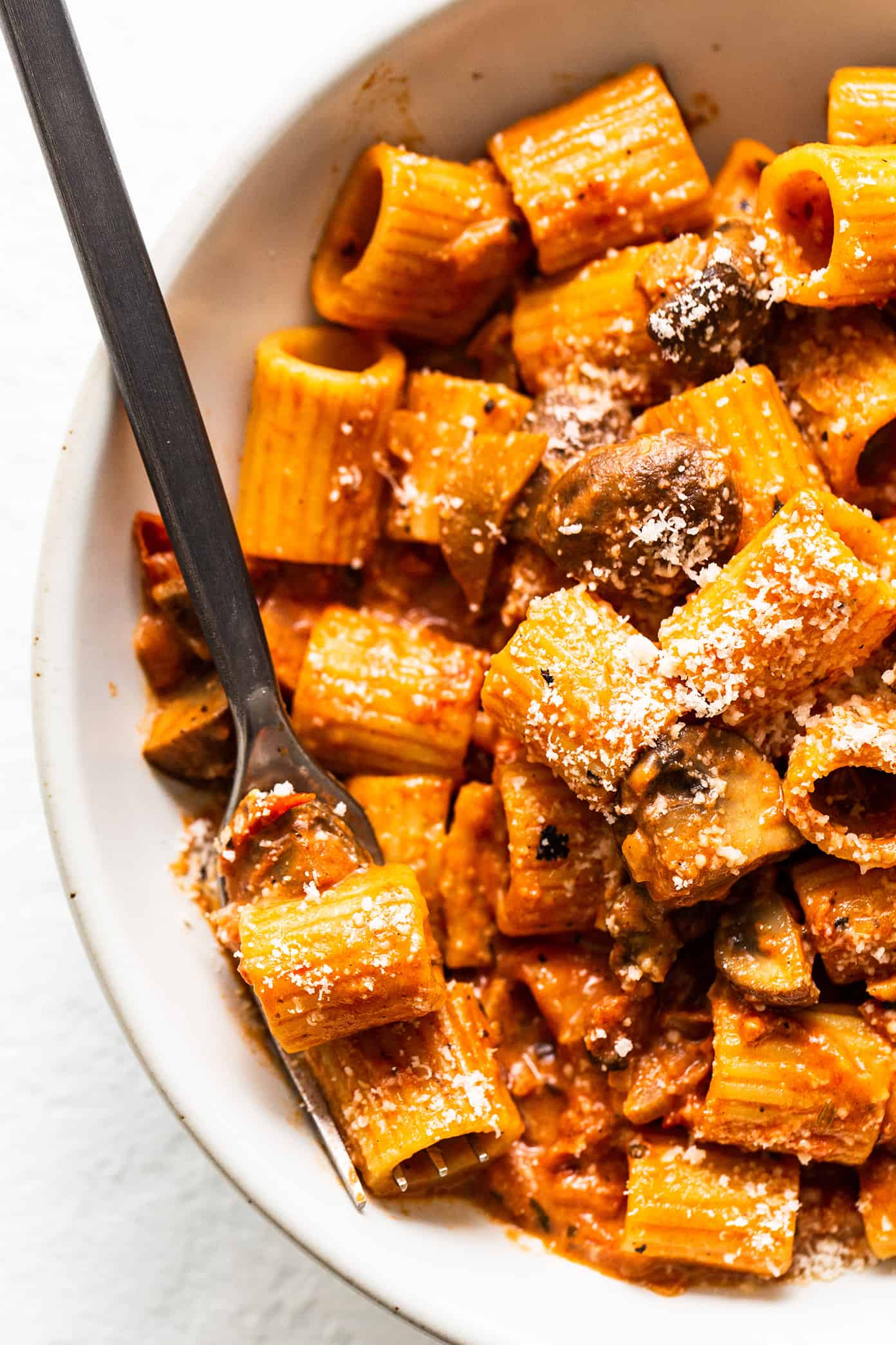 Closeup de Pasta alla Boscaiola em uma tigela